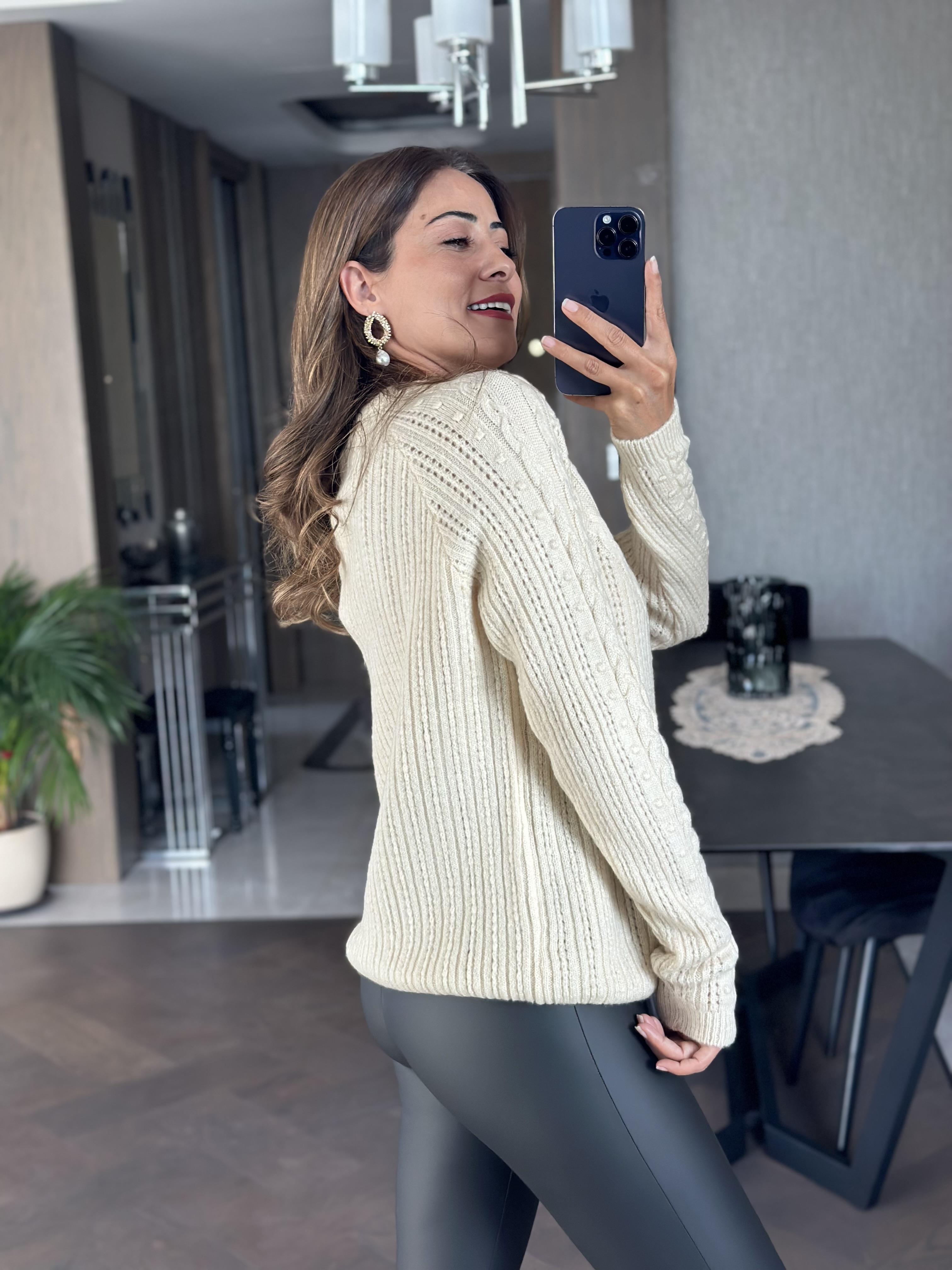 Ekru Bisiklet Yaka Küçük Ponpon Detaylı Kadın Triko Kazak