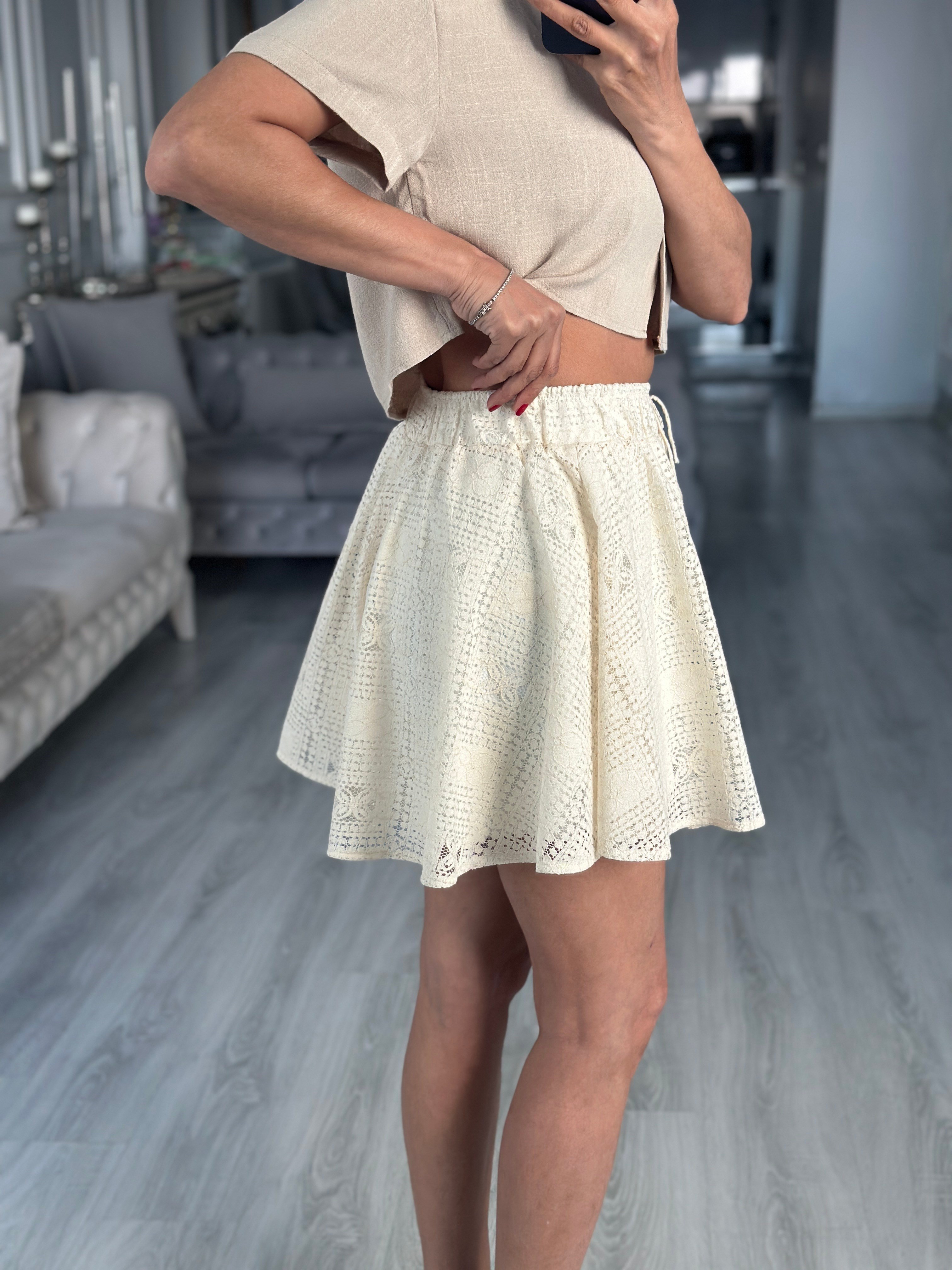 Ekru Dantel Volanlı Kadın Şort