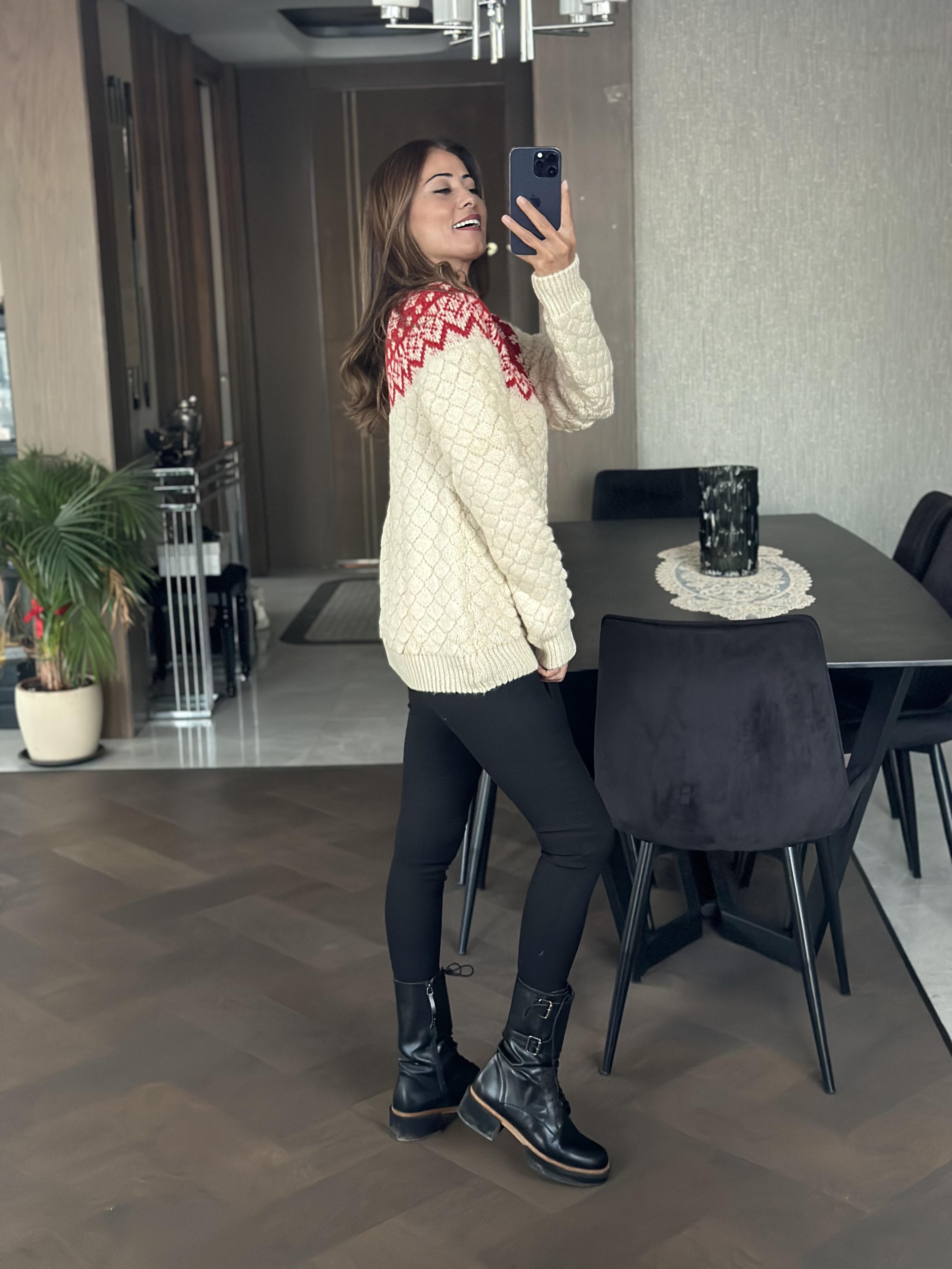 Ekru Kırmızı Desenli Marka Model Triko Kadın Kazak