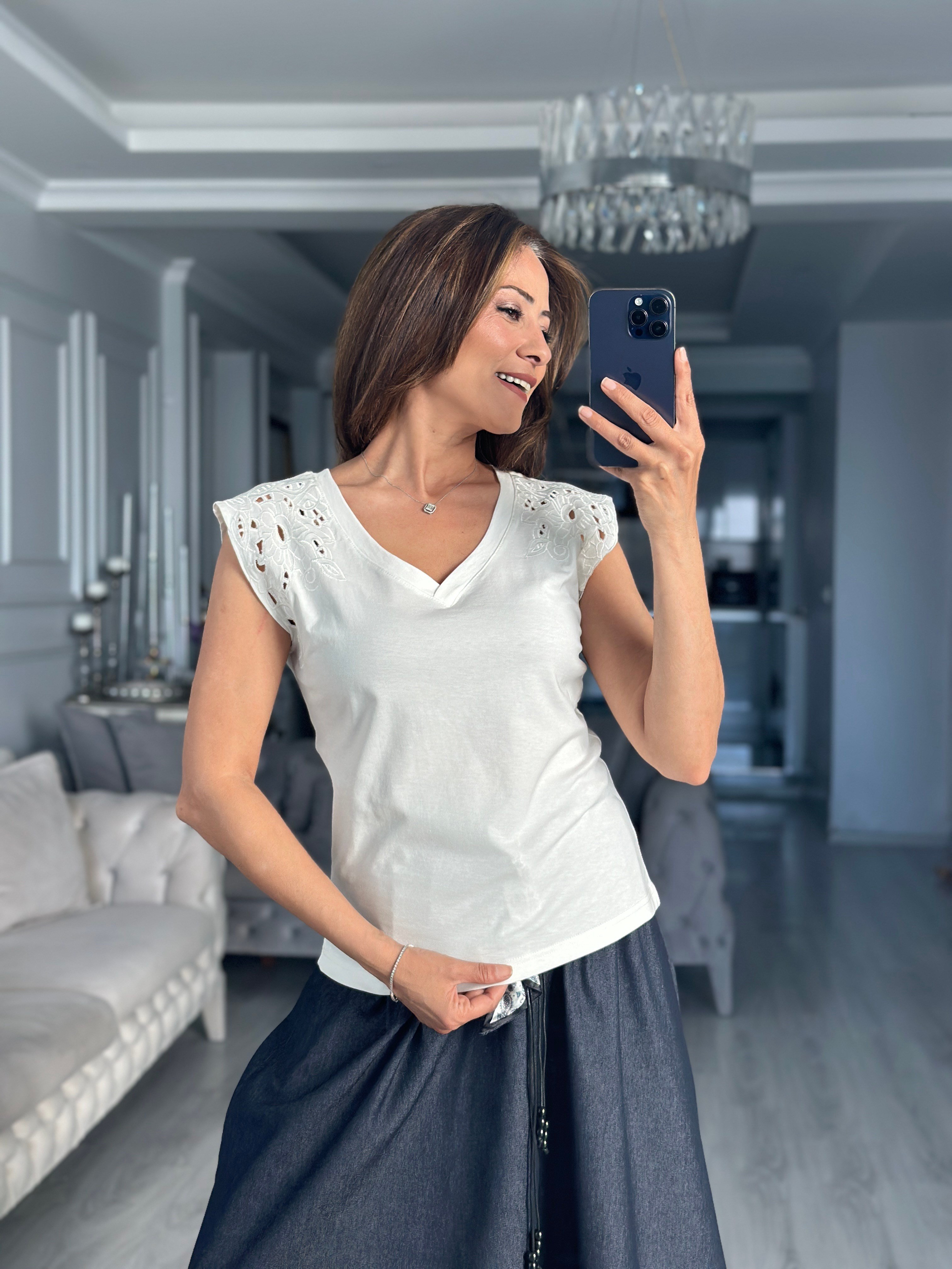 Ekru Omuzları Nakışlı Kolsuz Kadın T-Shirt