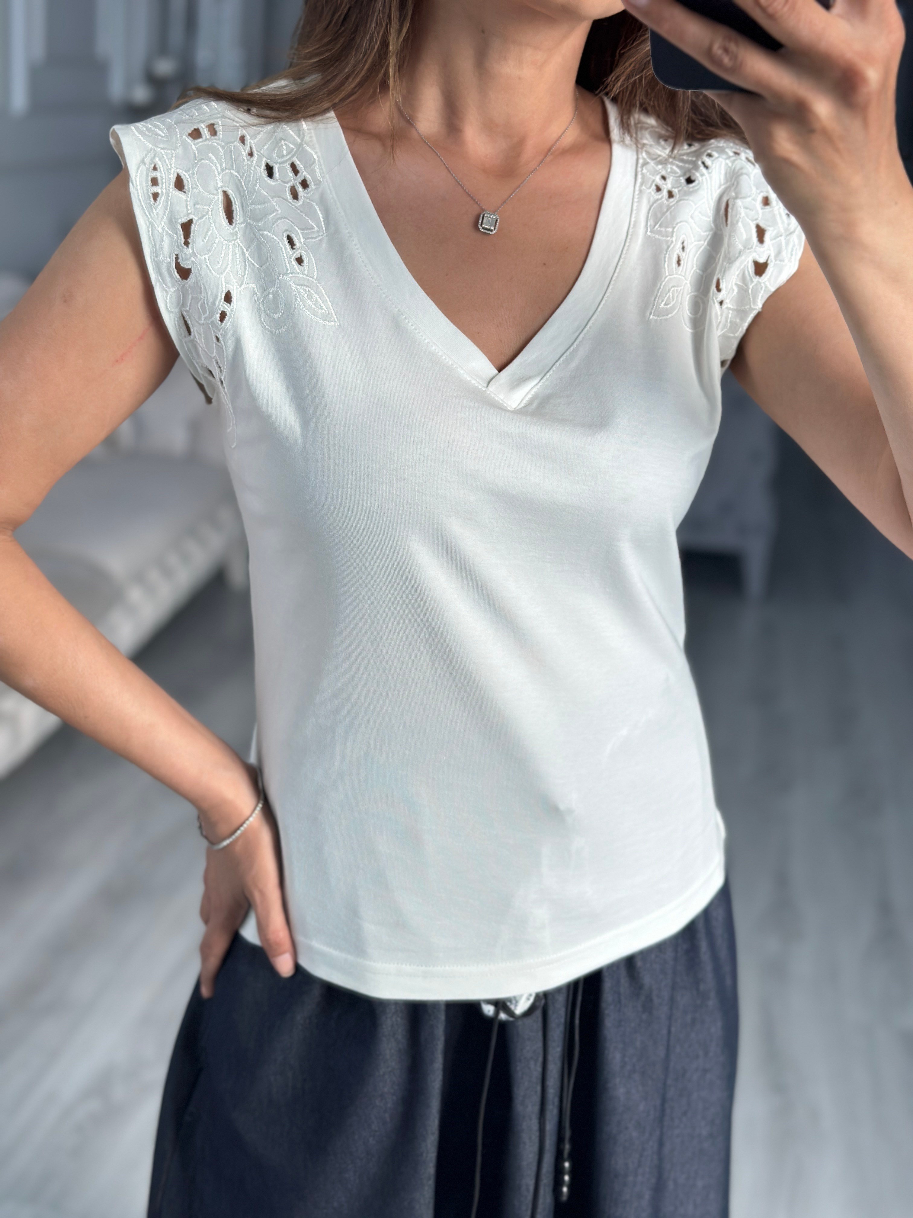 Ekru Omuzları Nakışlı Kolsuz Kadın T-Shirt