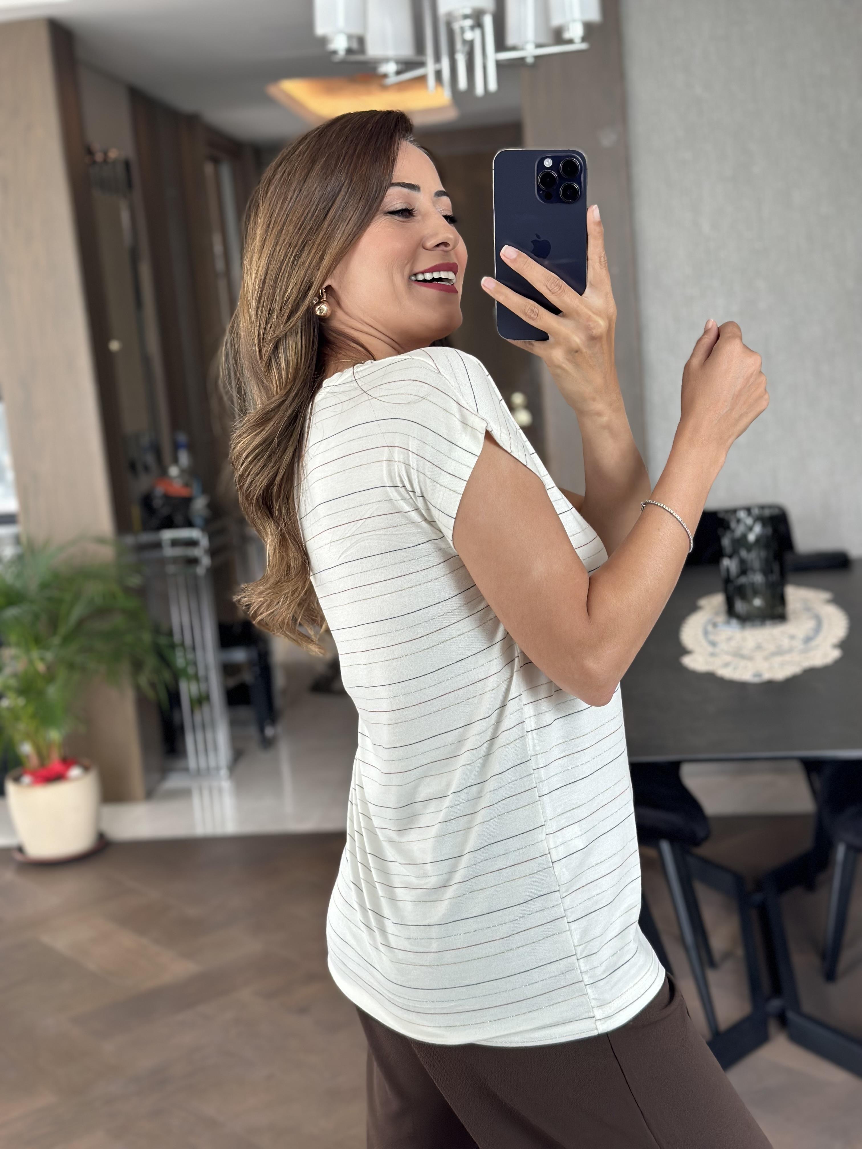 Ekru Sim Çizgili V Yaka Kısa Yarasa Kol Basic Kadın T-Shirt