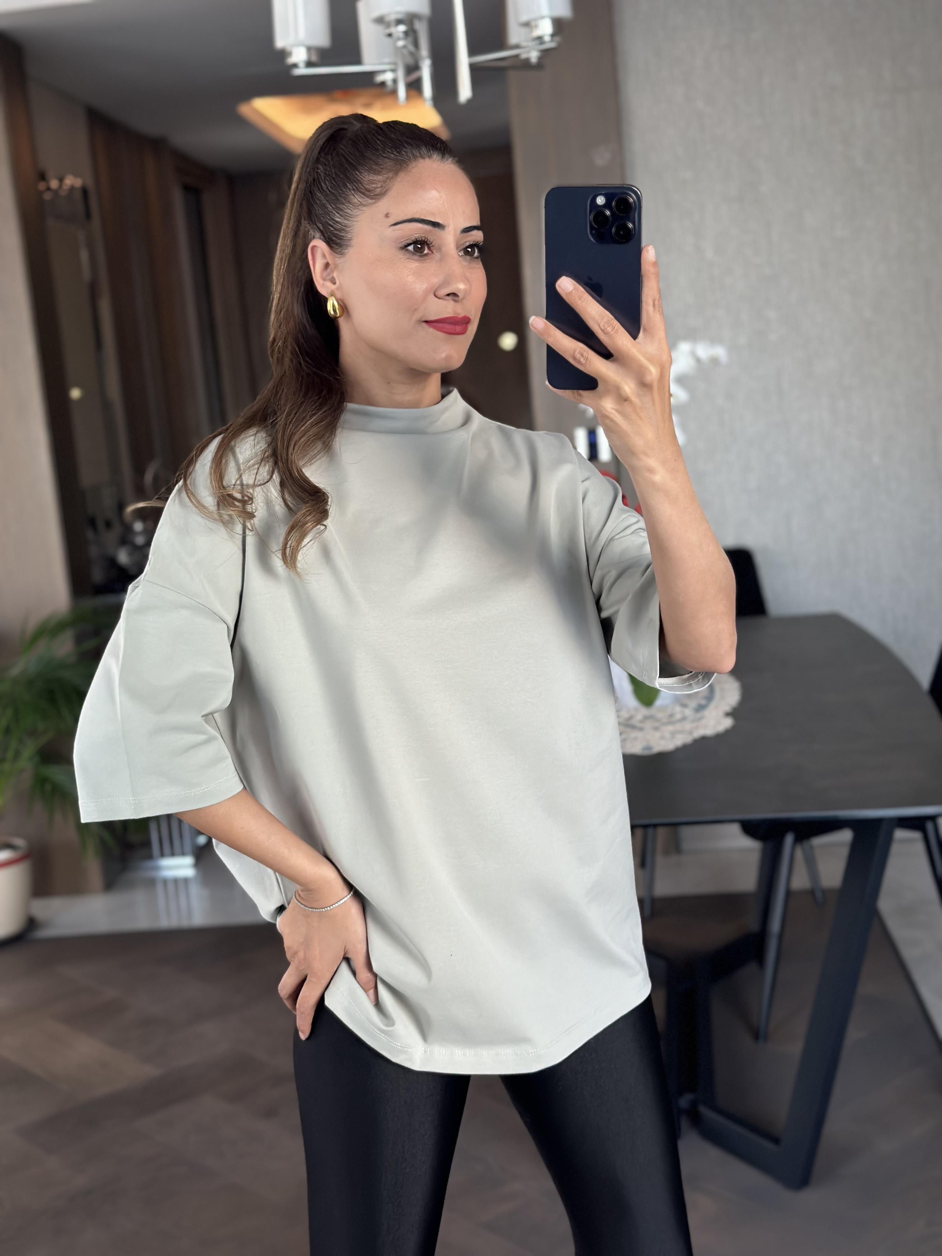 Gri Dik Yaka Truvakar Kol Oversize Basic Kadın T-Shirt