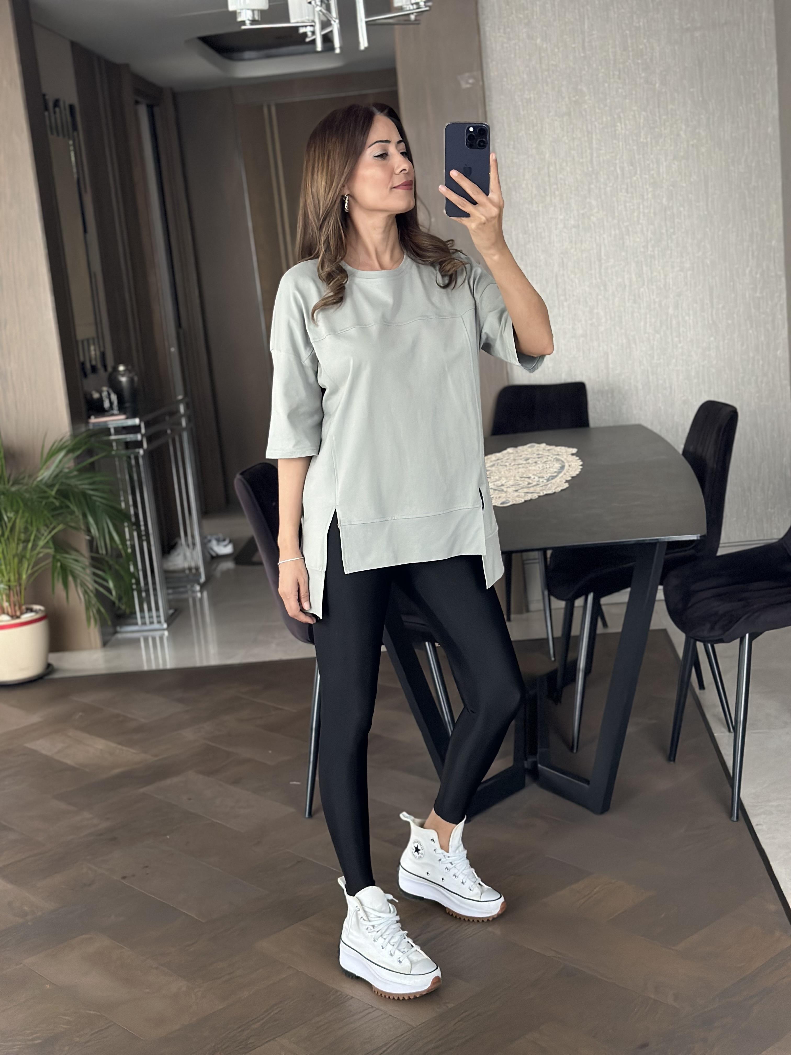 Gri Dikiş Detay Önü Çift Yırtmaçlı Kadın T-Shirt