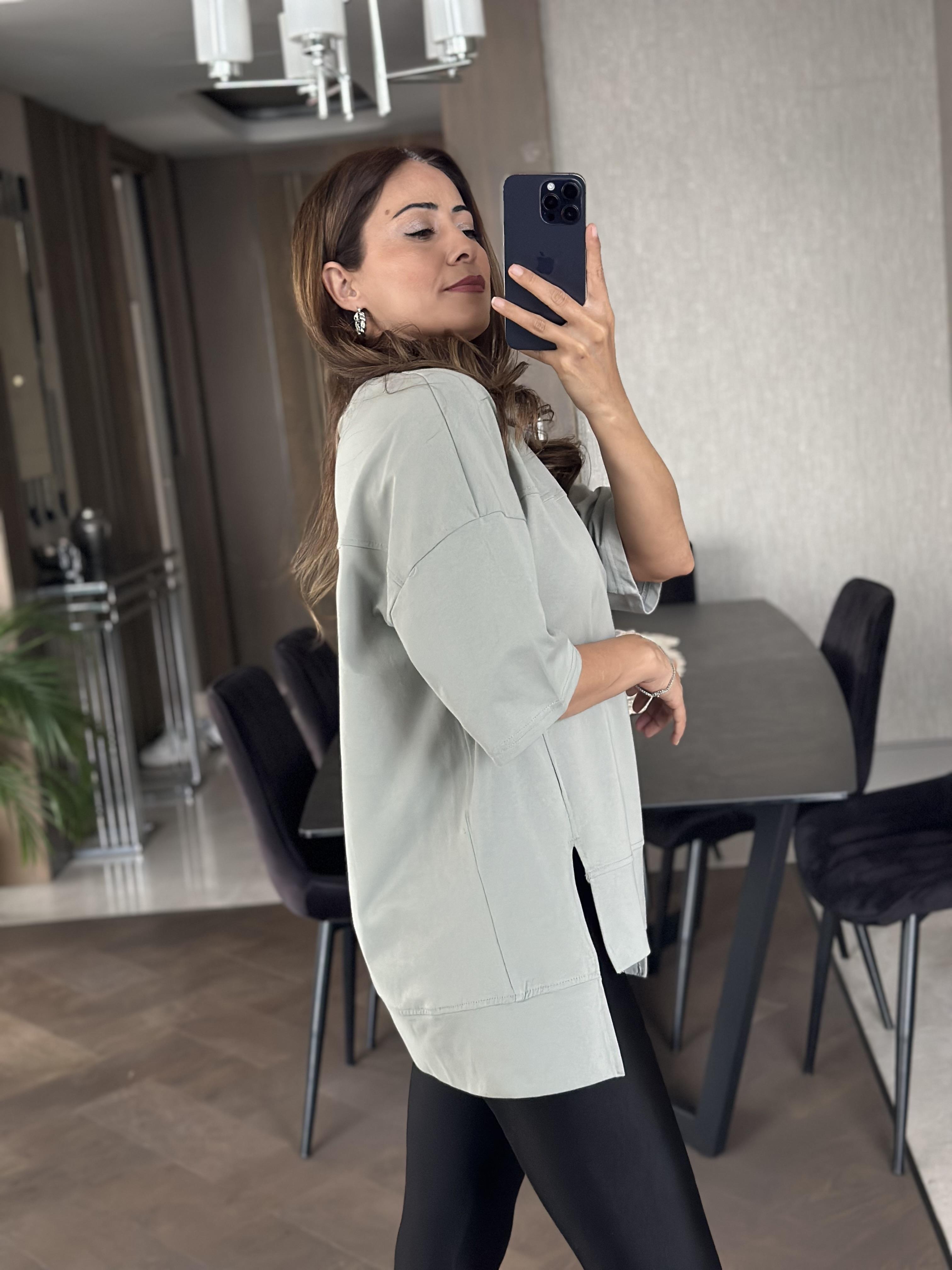 Gri Dikiş Detay Önü Çift Yırtmaçlı Kadın T-Shirt