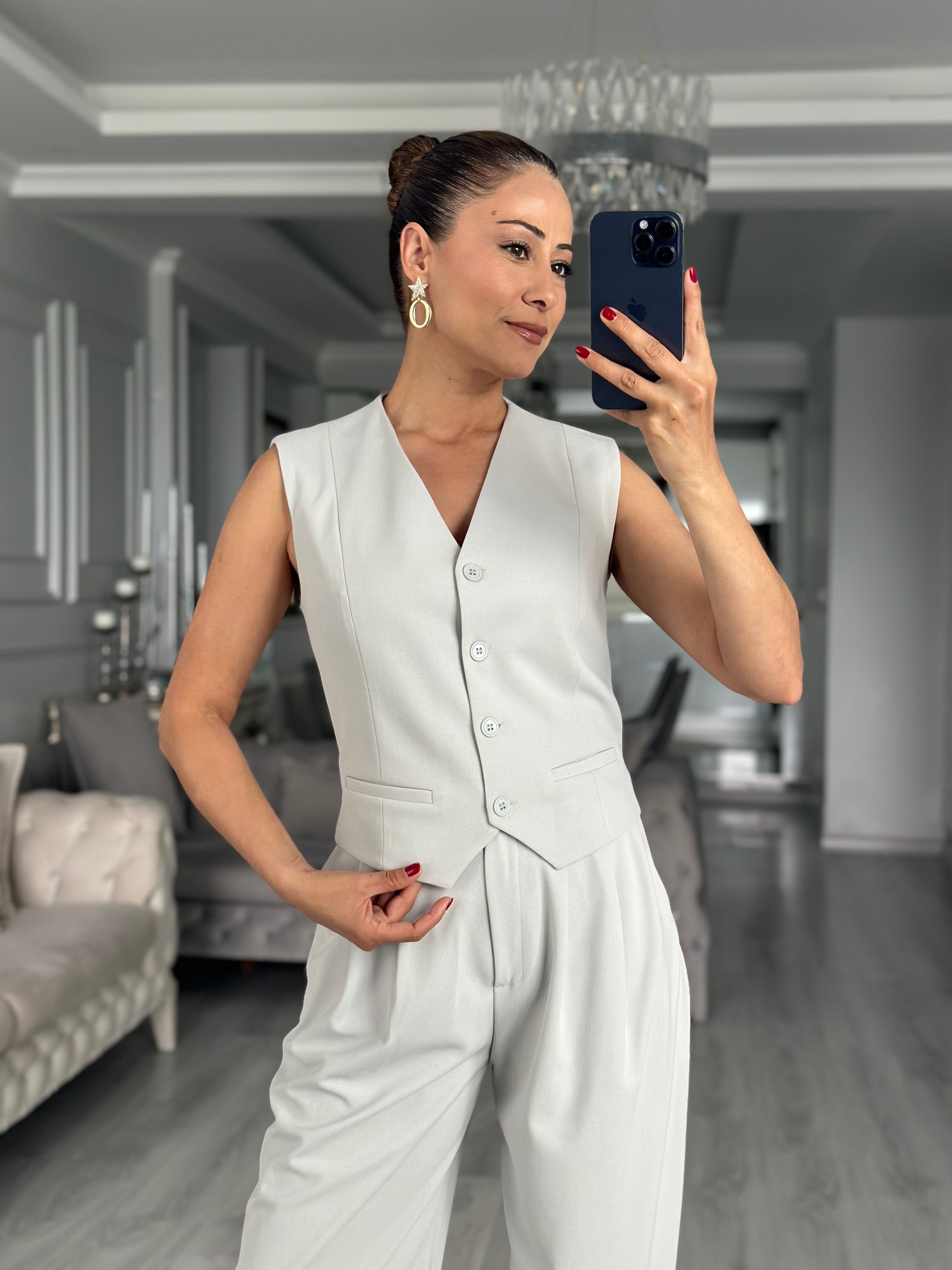 Gri Modern Kesim Likralı Düğmeli Kadın Yelek