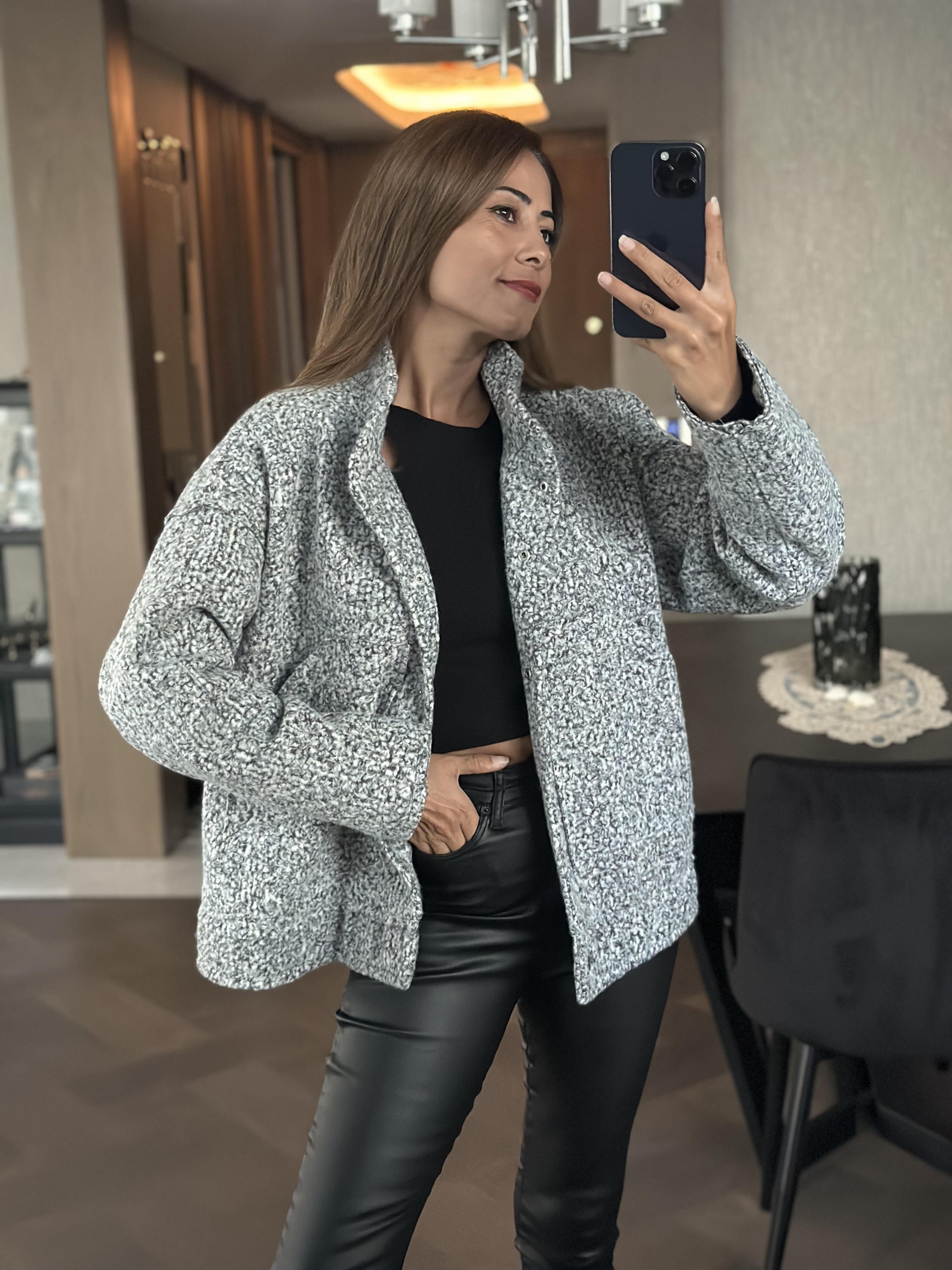 Gri Hakim Yaka Çıtçıtlı Buklet Kadın Mont