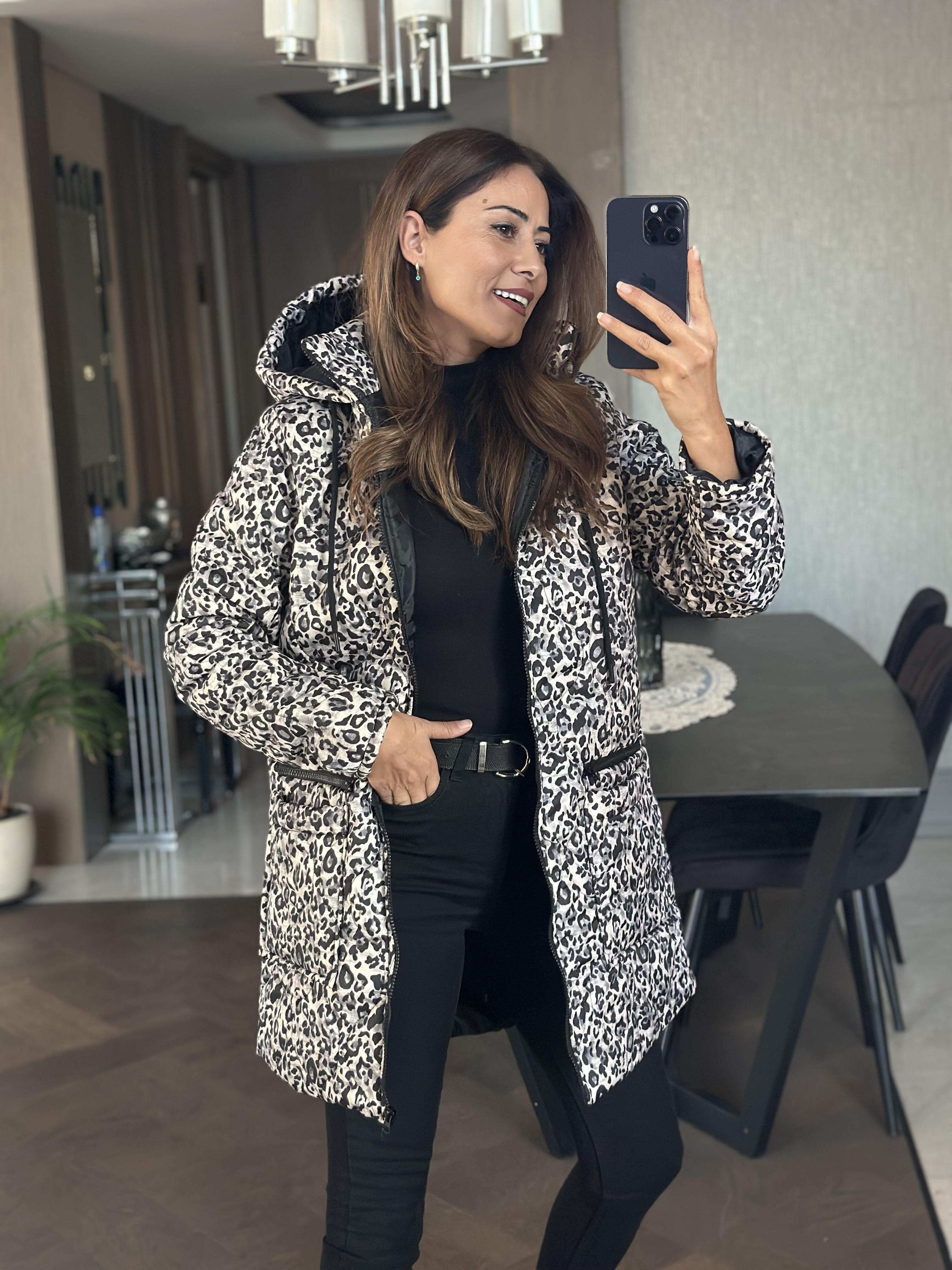 Gri Kapitone Leopar Desen Kapüşonlu Cebi Fermuar Detay Kadın Mont