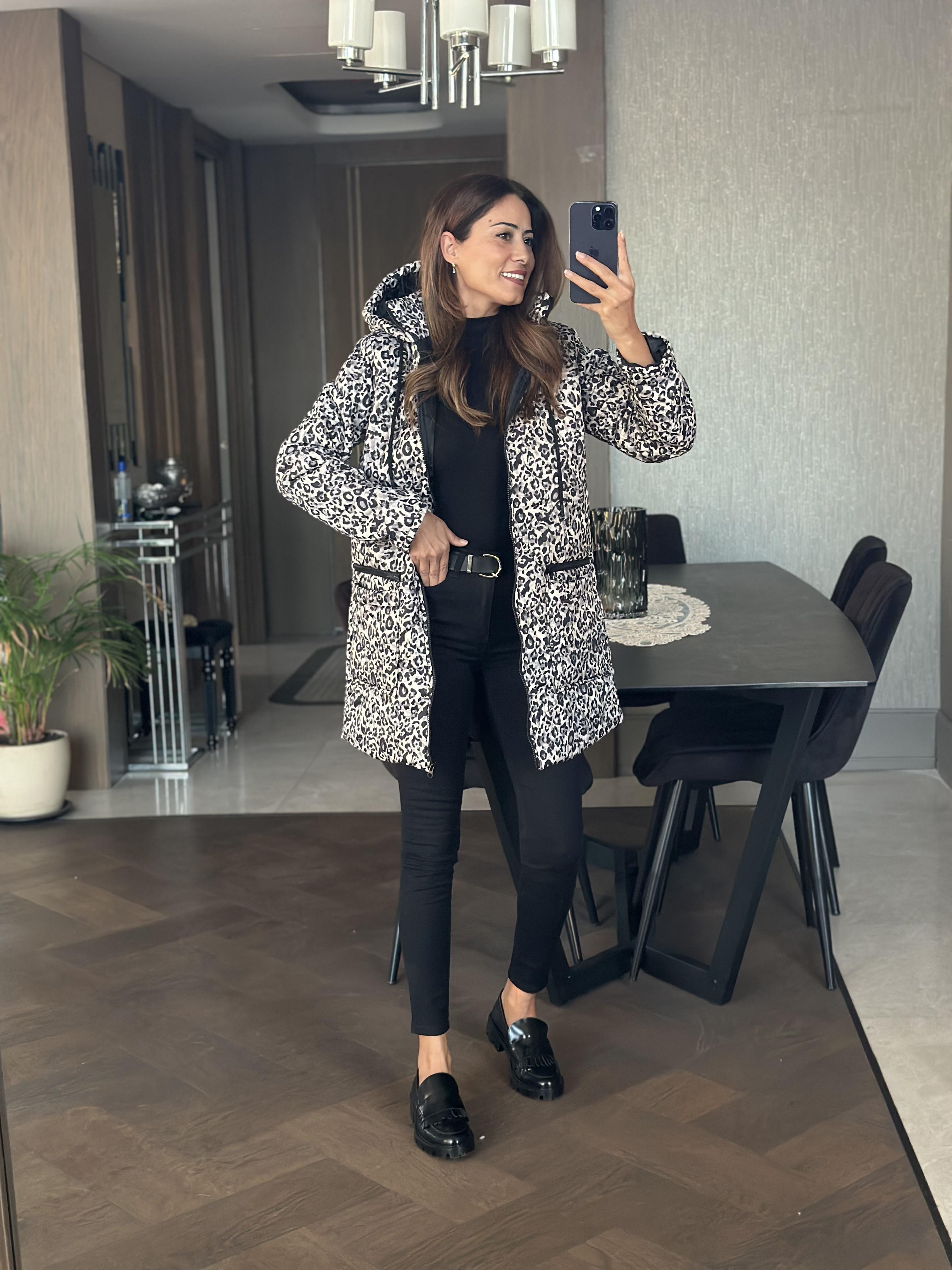 Gri Kapitone Leopar Desen Kapüşonlu Cebi Fermuar Detay Kadın Mont