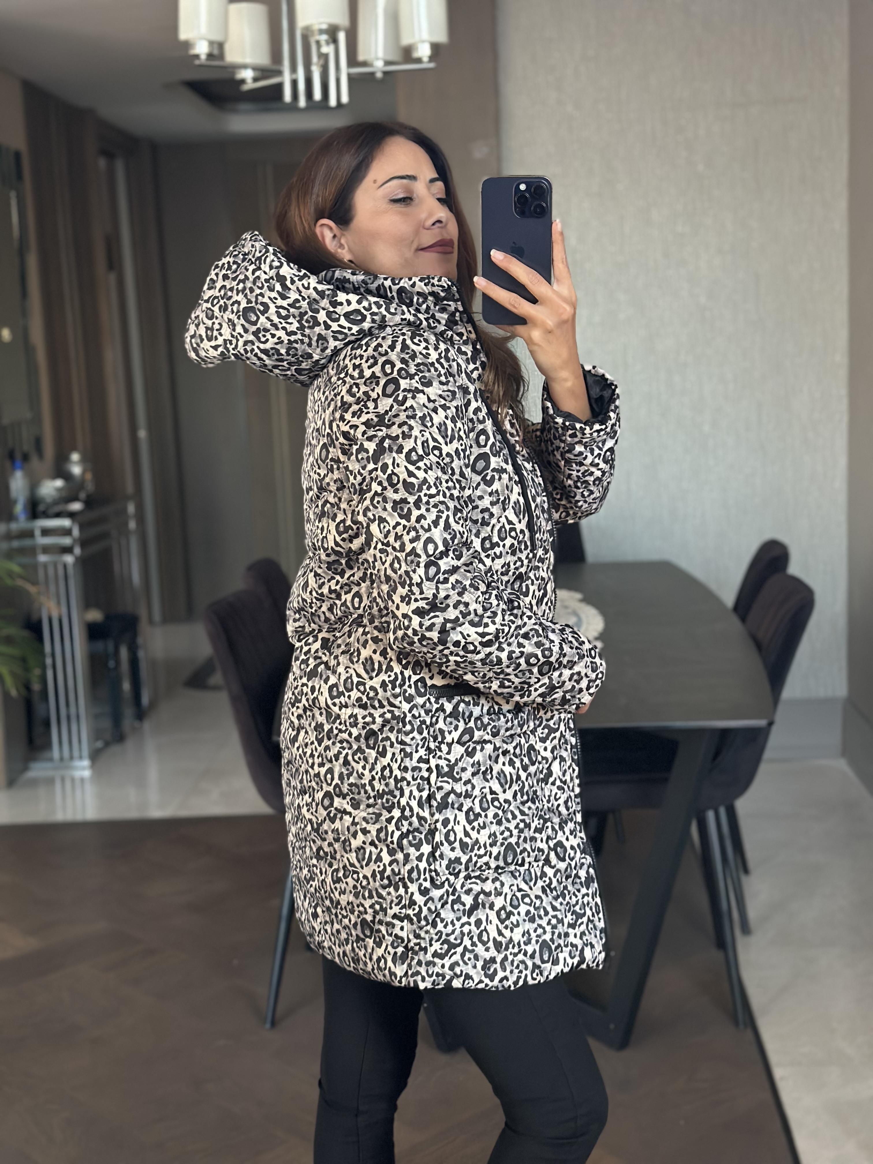 Gri Kapitone Leopar Desen Kapüşonlu Cebi Fermuar Detay Kadın Mont