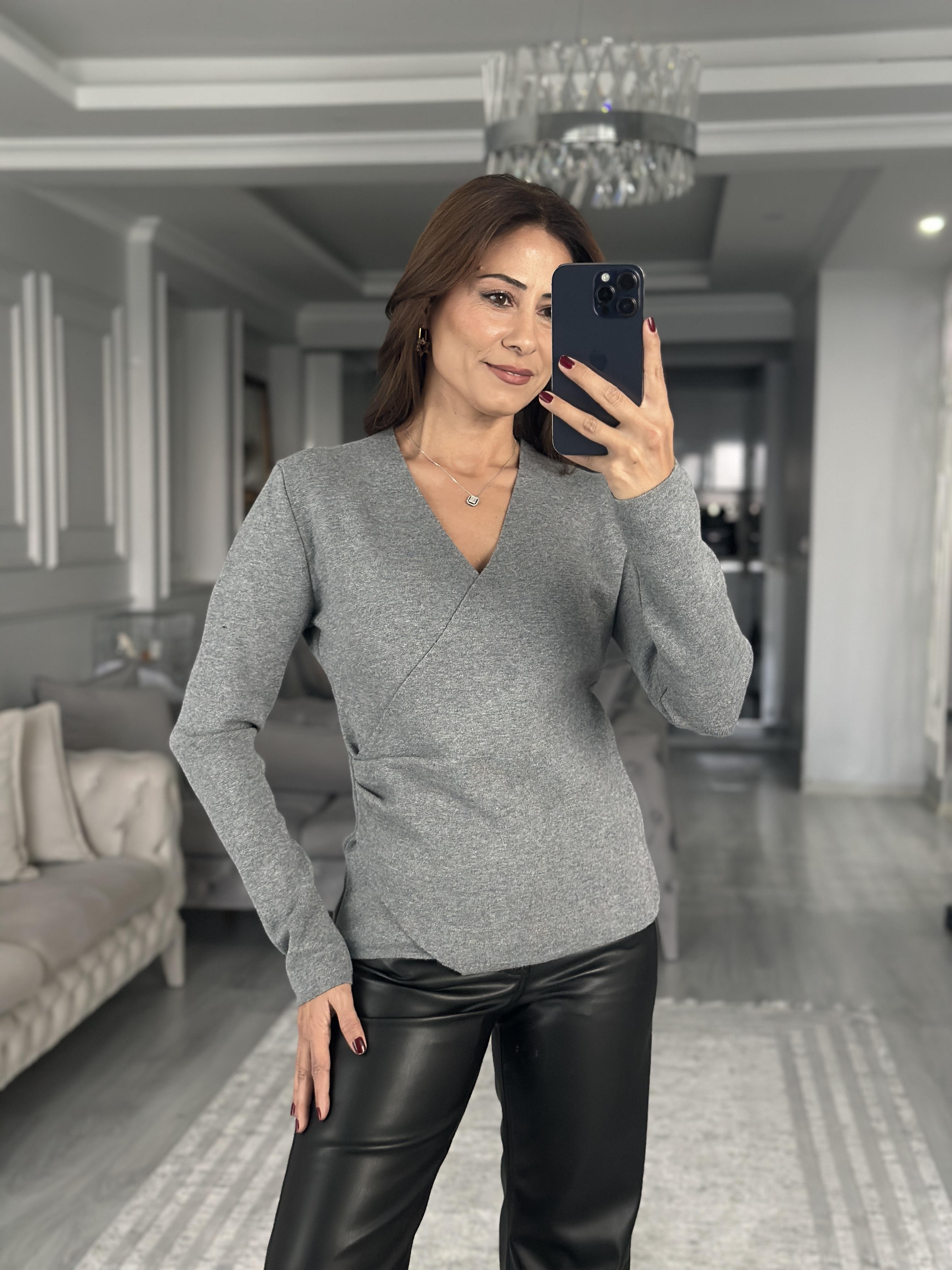 Gri Kruvaze Yaka Yanı Büzgülü Kadın Triko Kazak