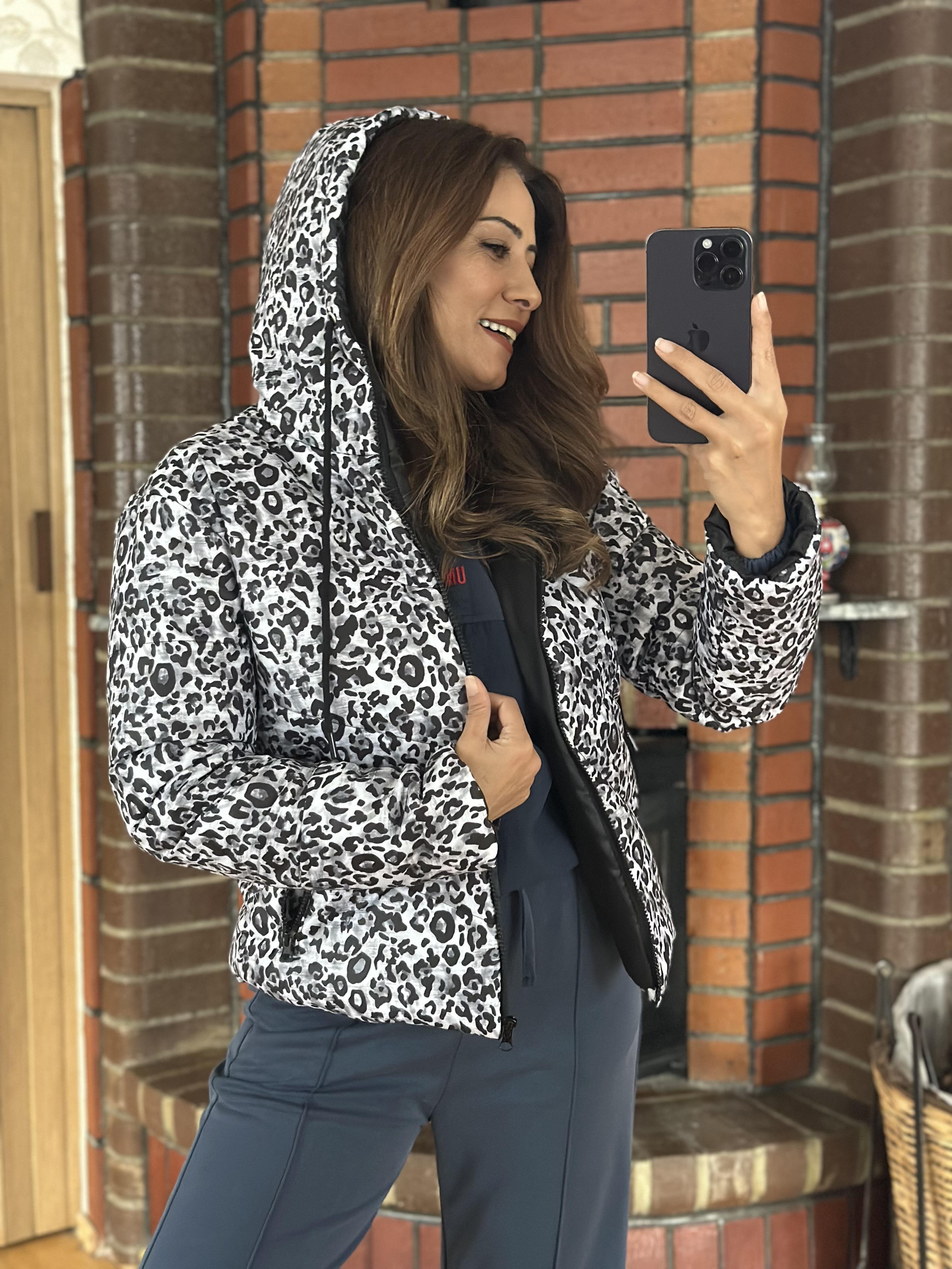 Gri Leopar Desen Kapüşonlu Kadın Şişme Mont