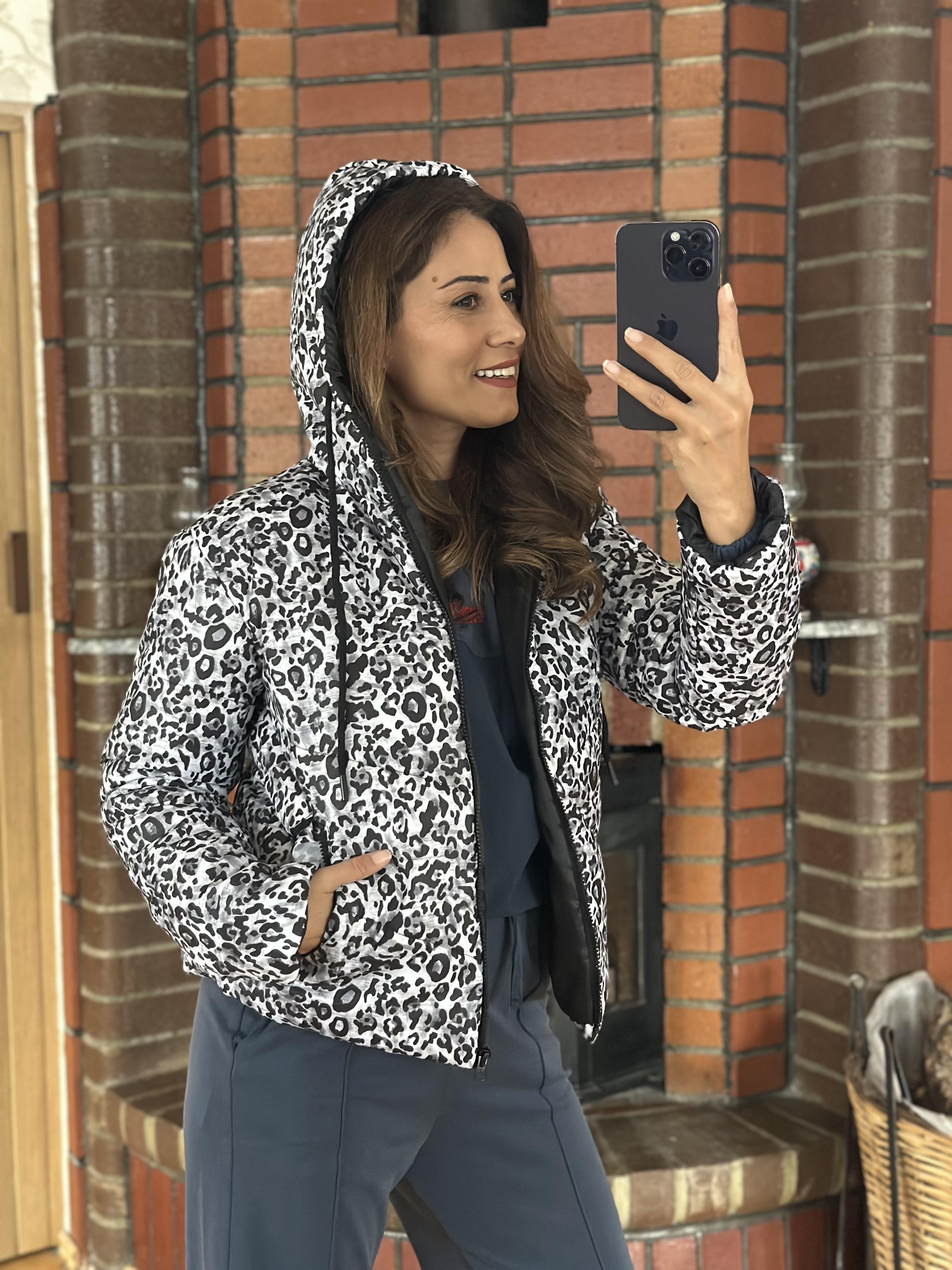 Gri Leopar Desen Kapüşonlu Kadın Şişme Mont