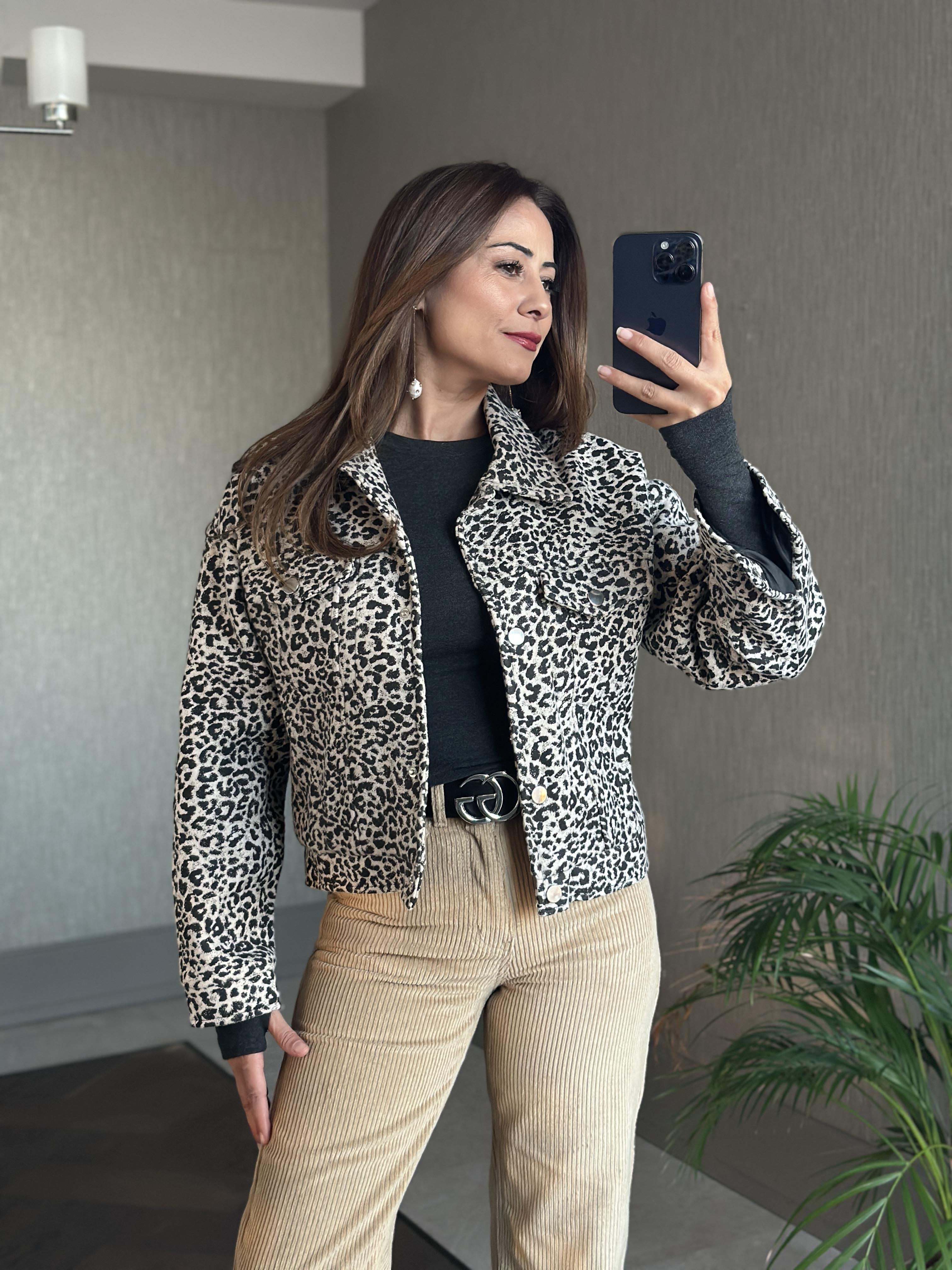 Gri Leopar Desenli Çıtçıt Düğmeli Kadın Kaşe Ceket