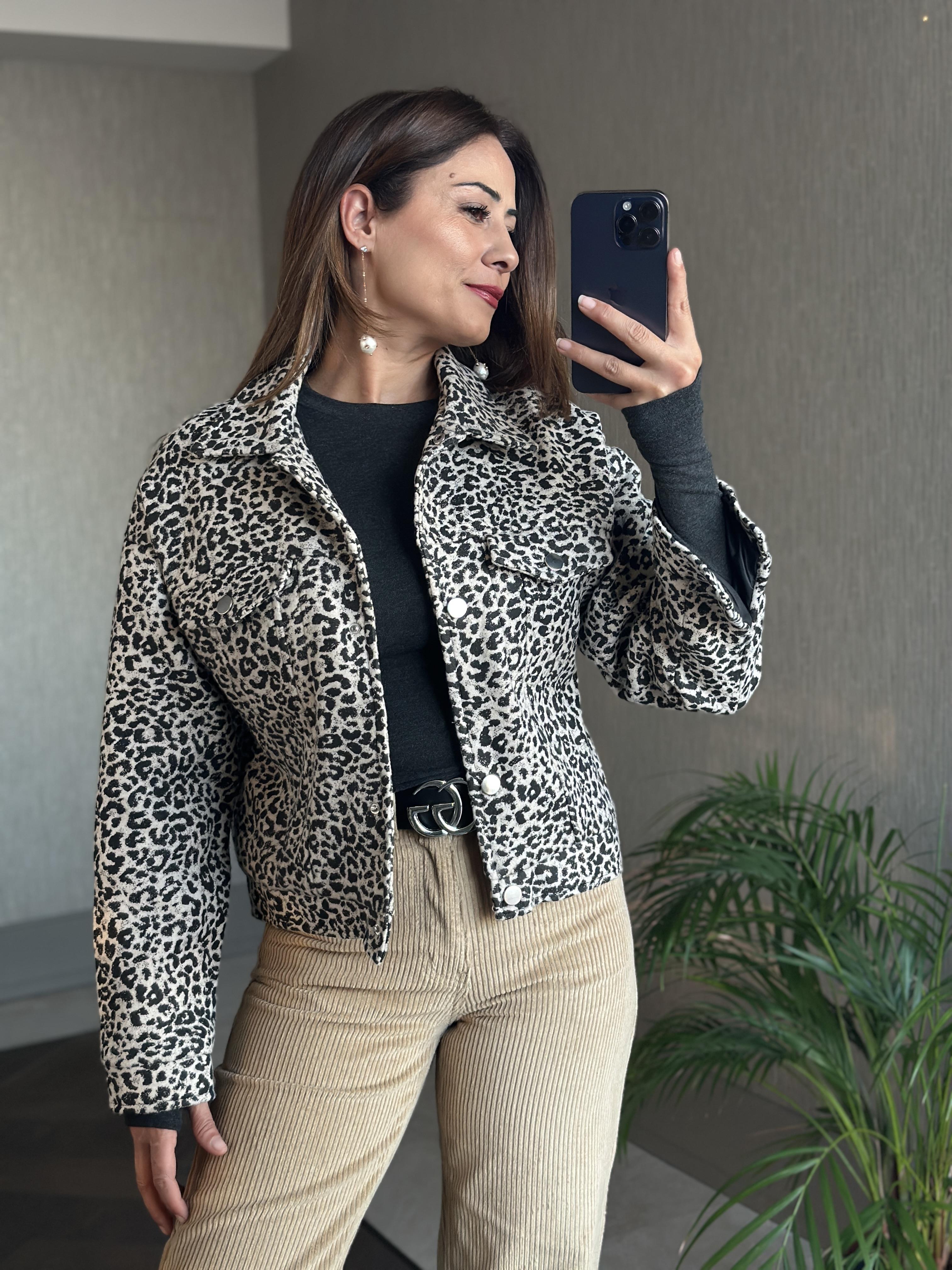 Gri Leopar Desenli Çıtçıt Düğmeli Kadın Kaşe Ceket
