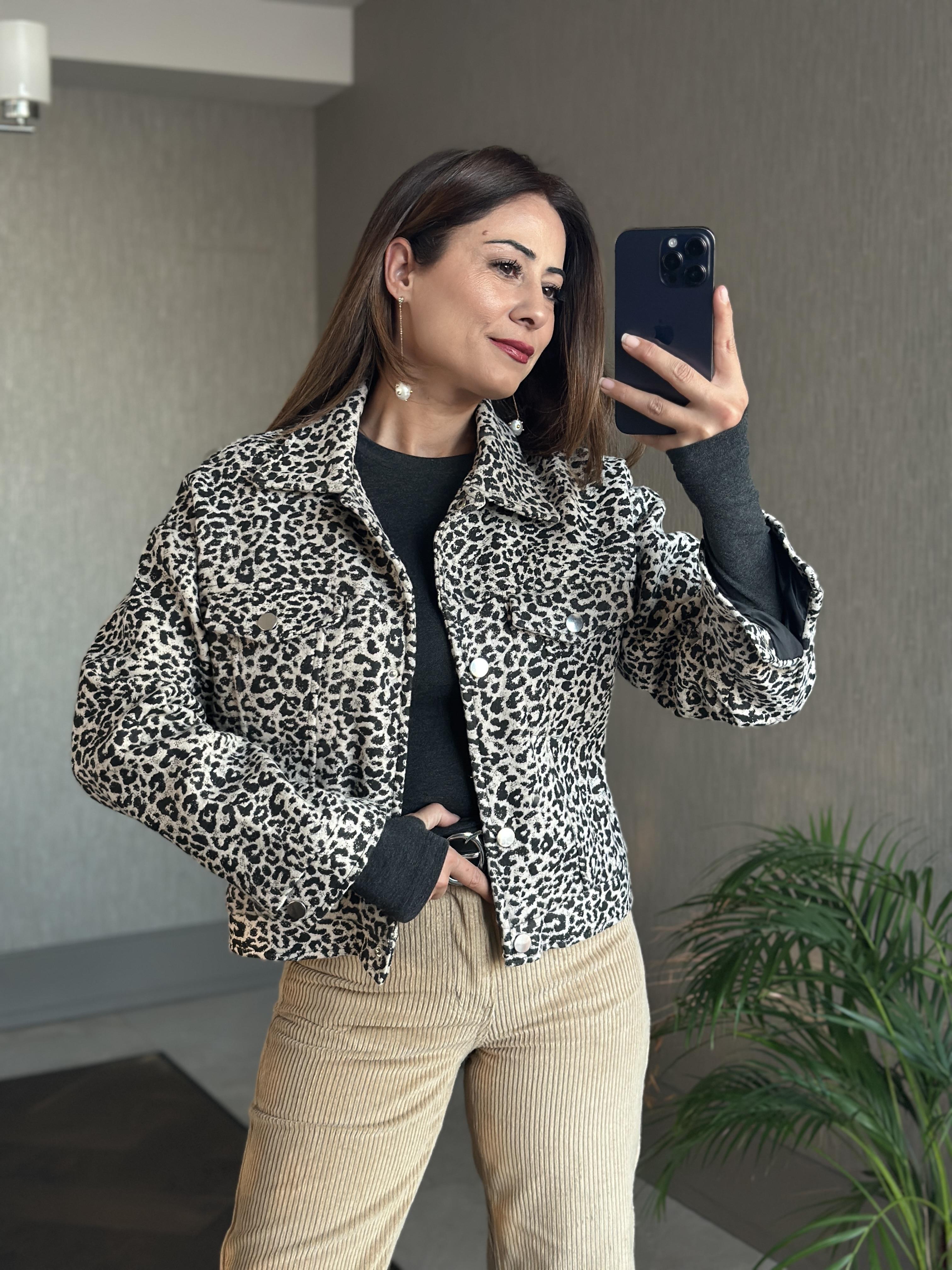 Gri Leopar Desenli Çıtçıt Düğmeli Kadın Kaşe Ceket