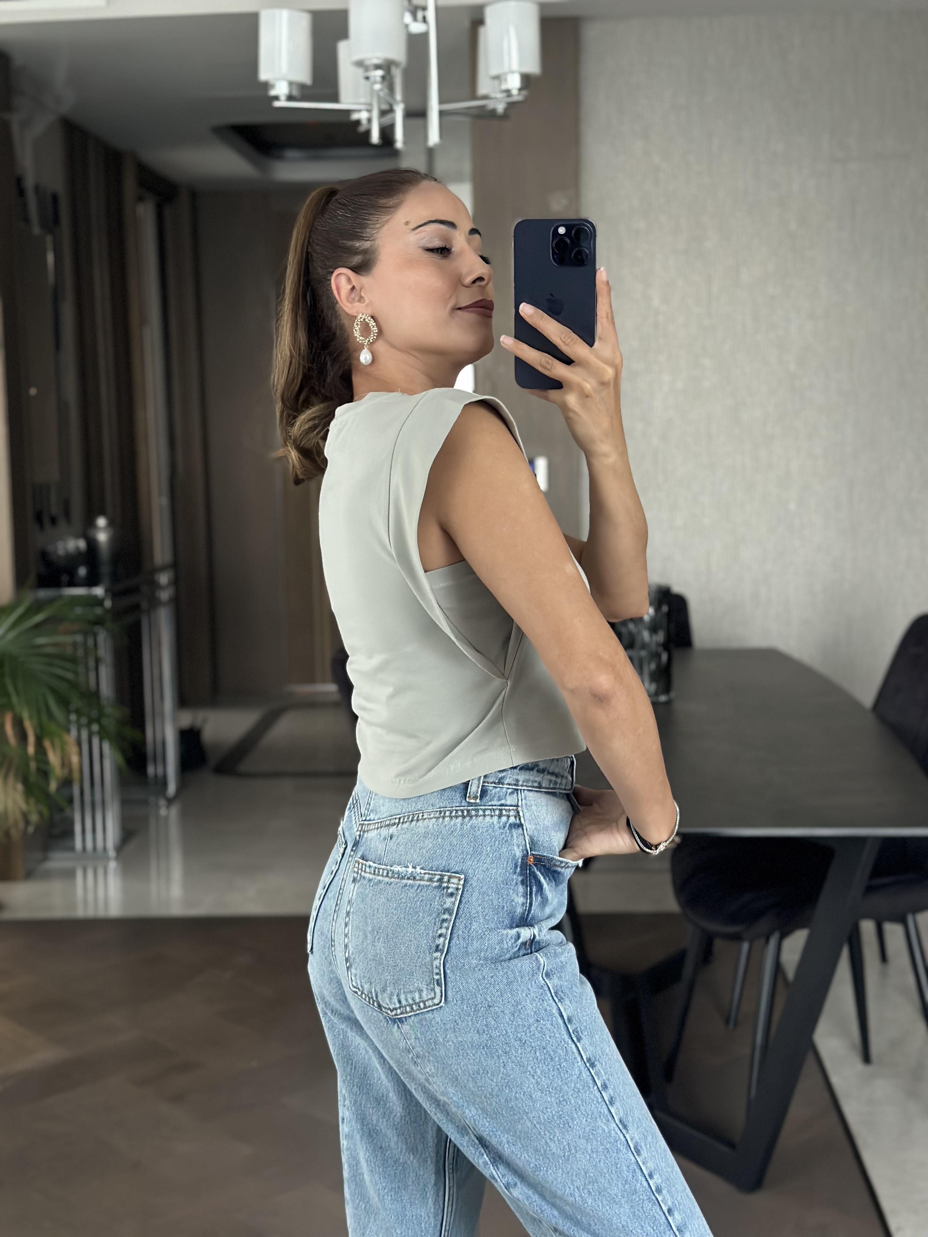 Gri Vatka Görünümlü Sıfır Kol Kadın Crop Body