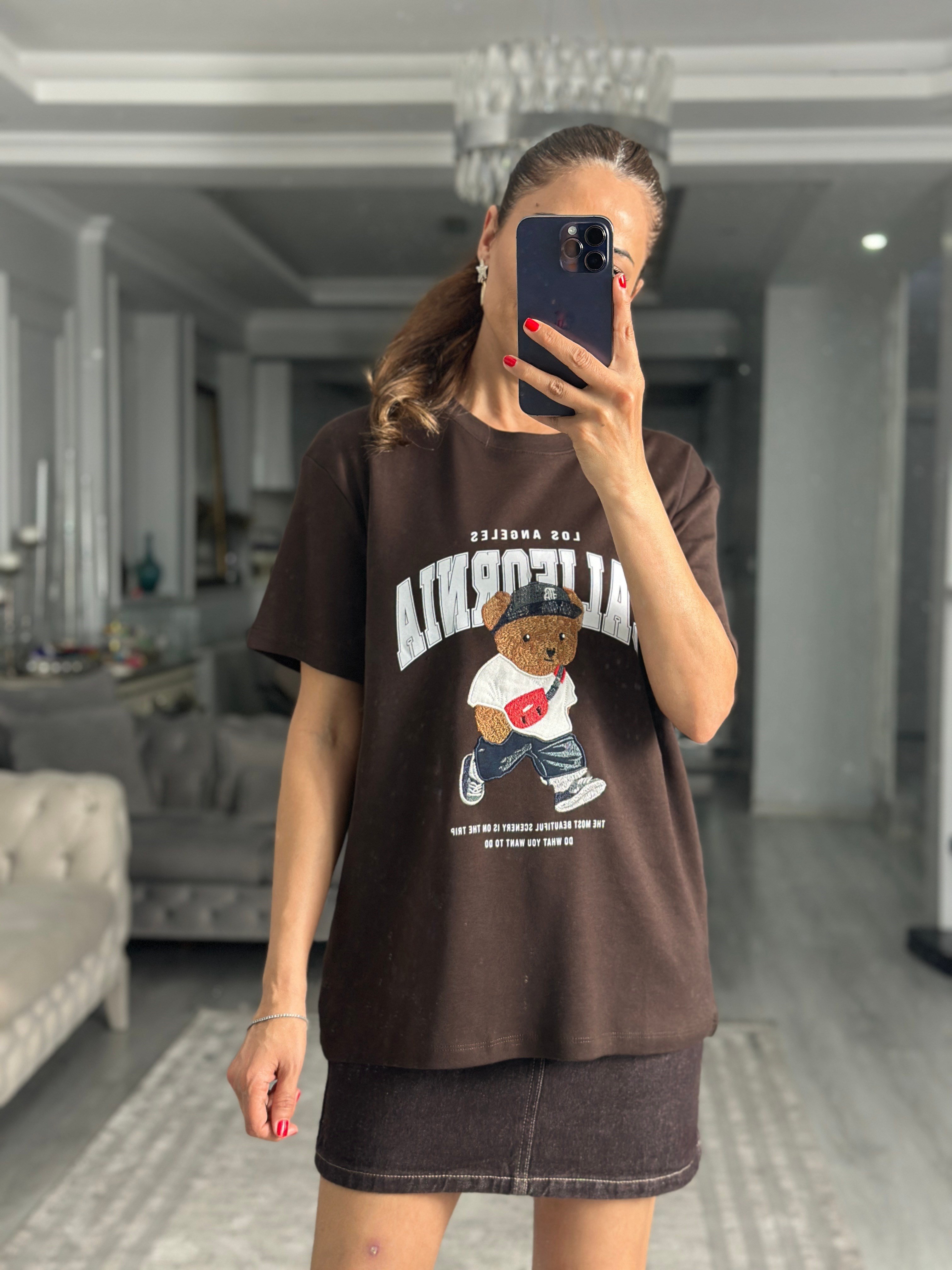 Kahverengi Ayıcık Nakışlı Bisiklet Yaka Kadın T-Shirt