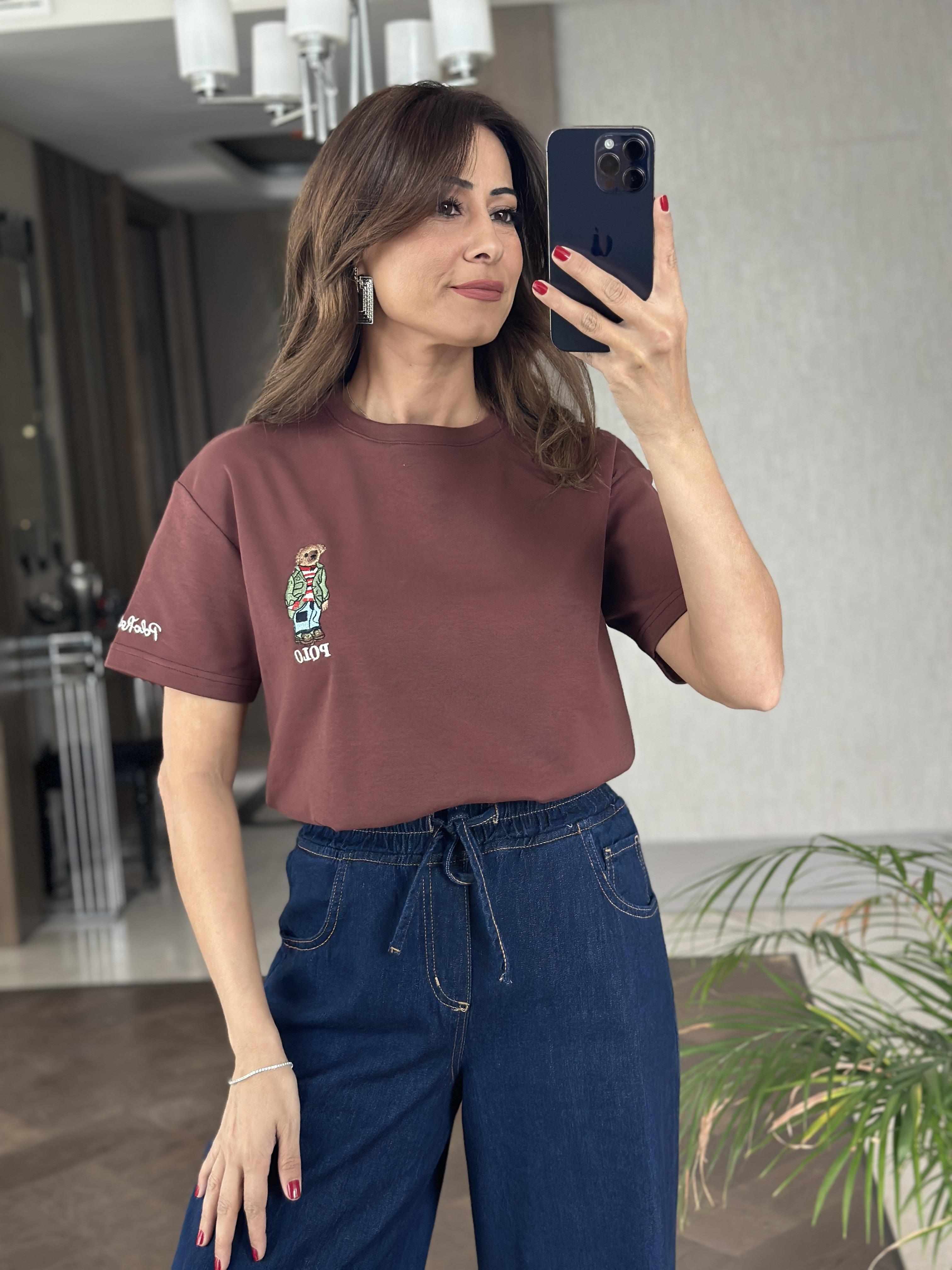 Kahverengi Bisiklet Yaka Kol Ucu Yazı Nakışlı  Ayıcık Kadın T-Shirt 