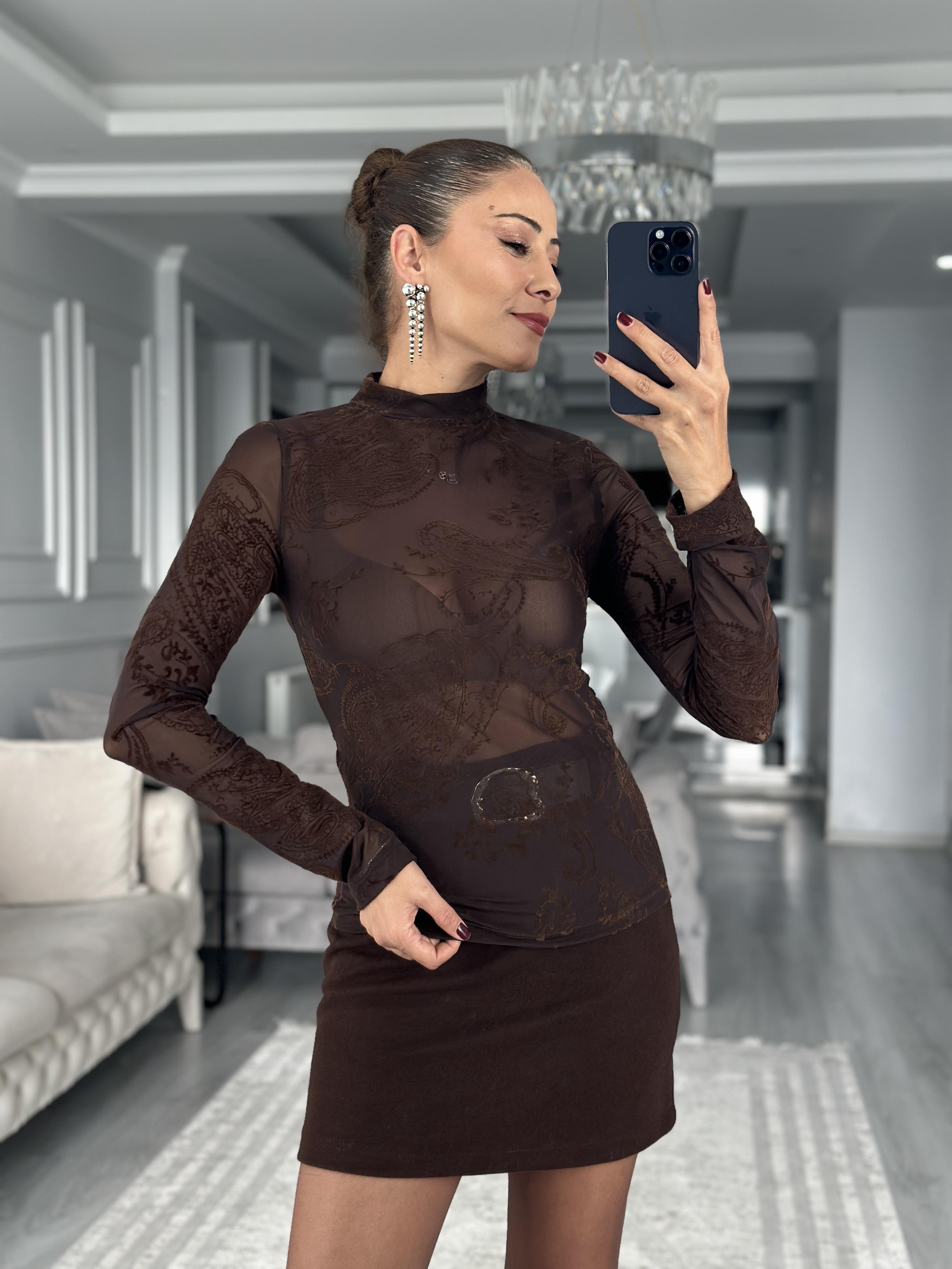 Kahverengi Dik Yaka Flok Desenli Uzun Kol Kadın Bluz