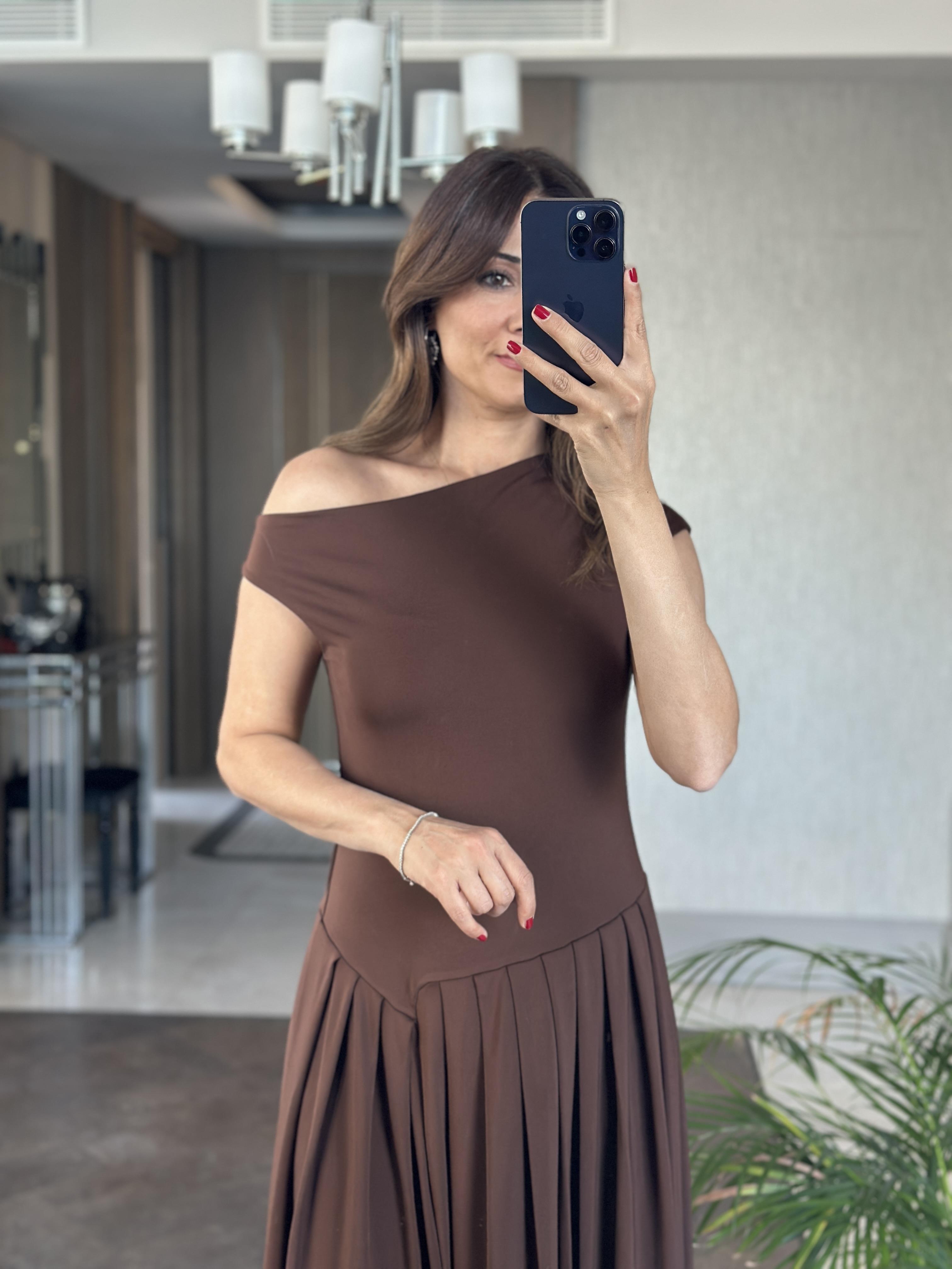 Kahverengi Düşük Kol Asimetrik Yaka Kadın Midi Boy Elbise