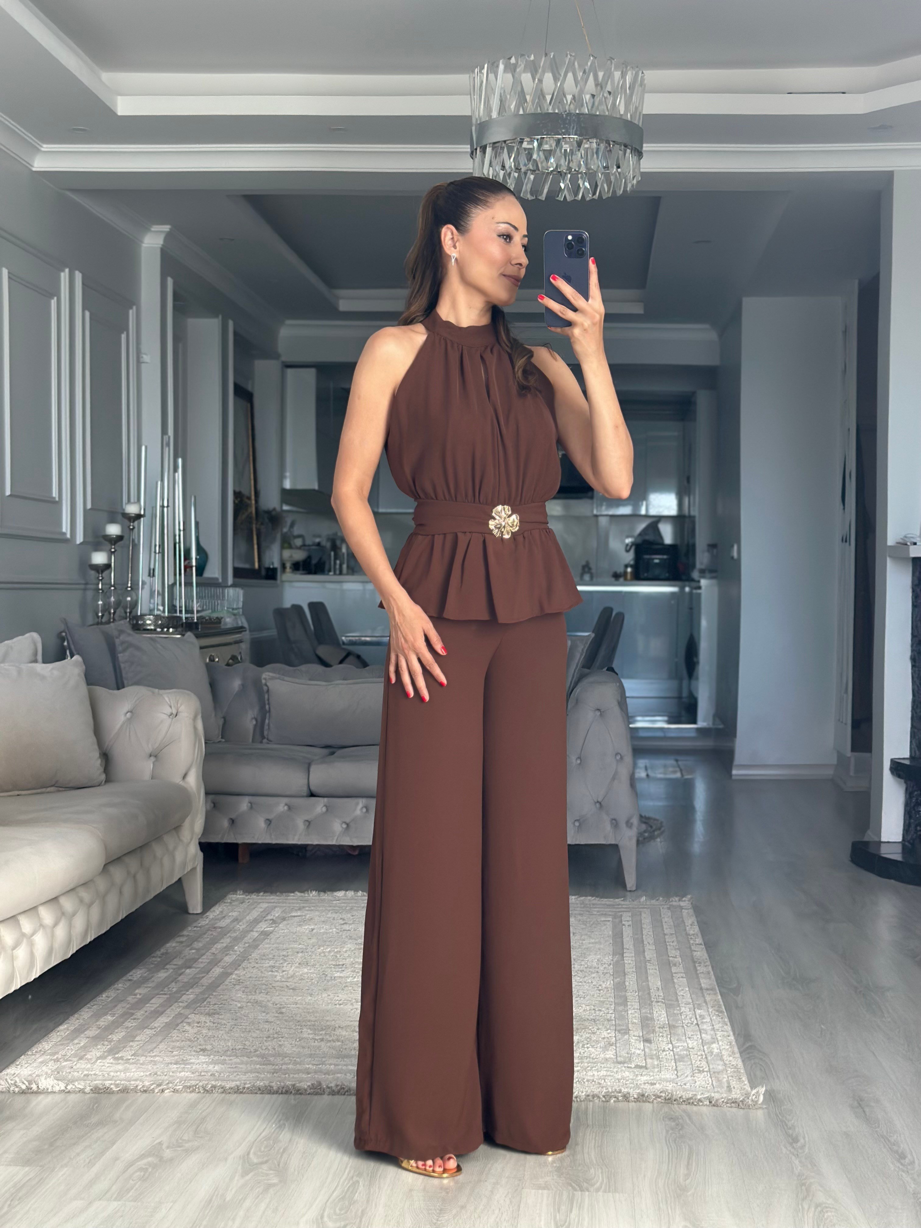 Kahverengi Halter Yaka Beli Broşlu Kadın Tulum