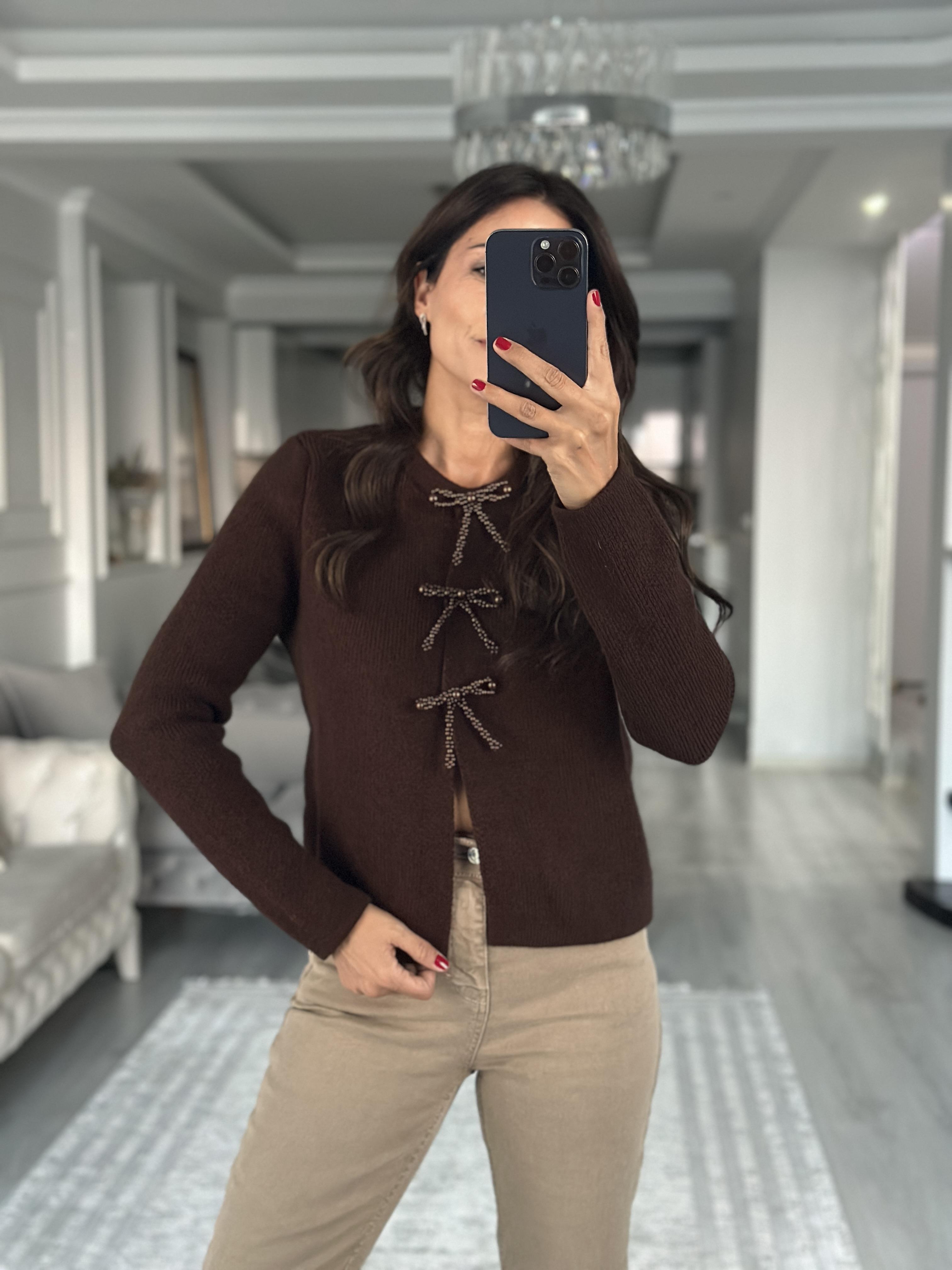 Kahverengi İncili Fiyonk Aksesuarlı Kadın Triko Hırka