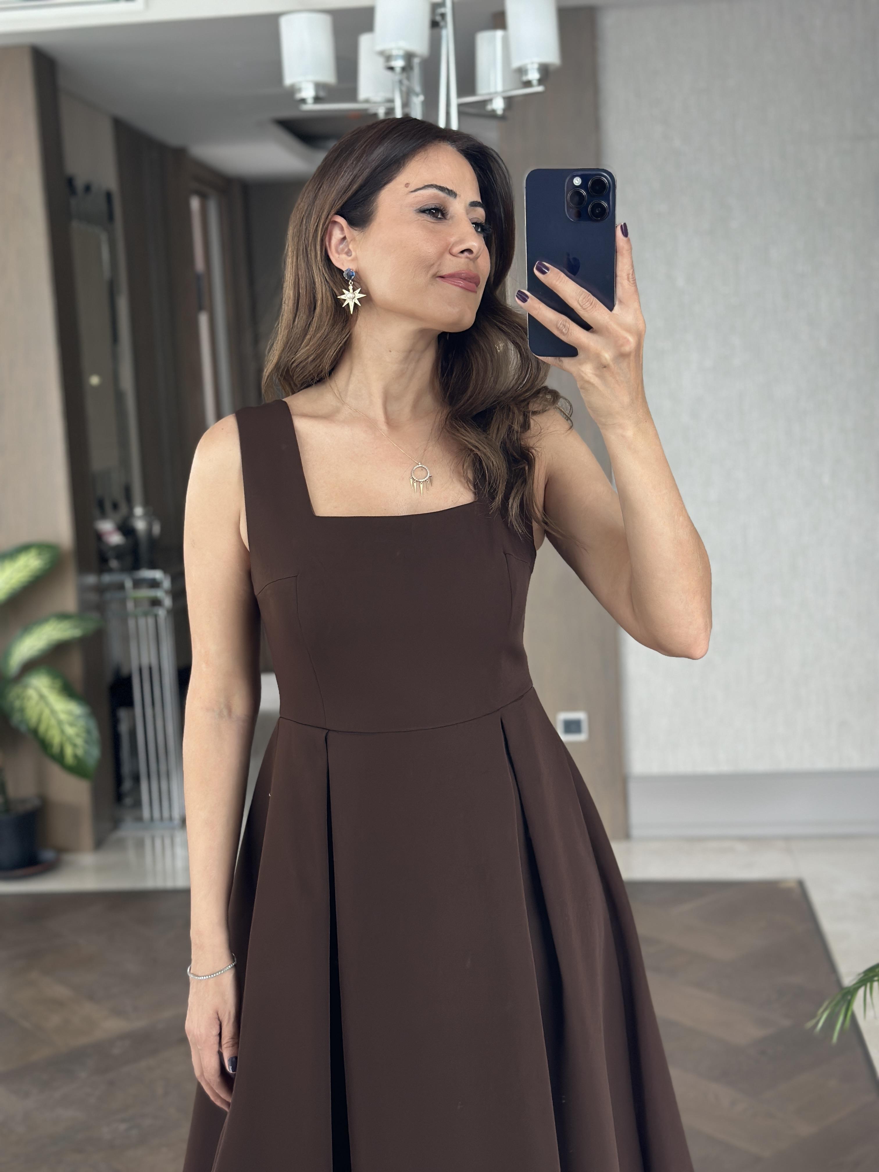 Kahverengi Kare Yaka Kalın Askılı Arkası Fermuarlı Kadın Midi Boy Elbise 