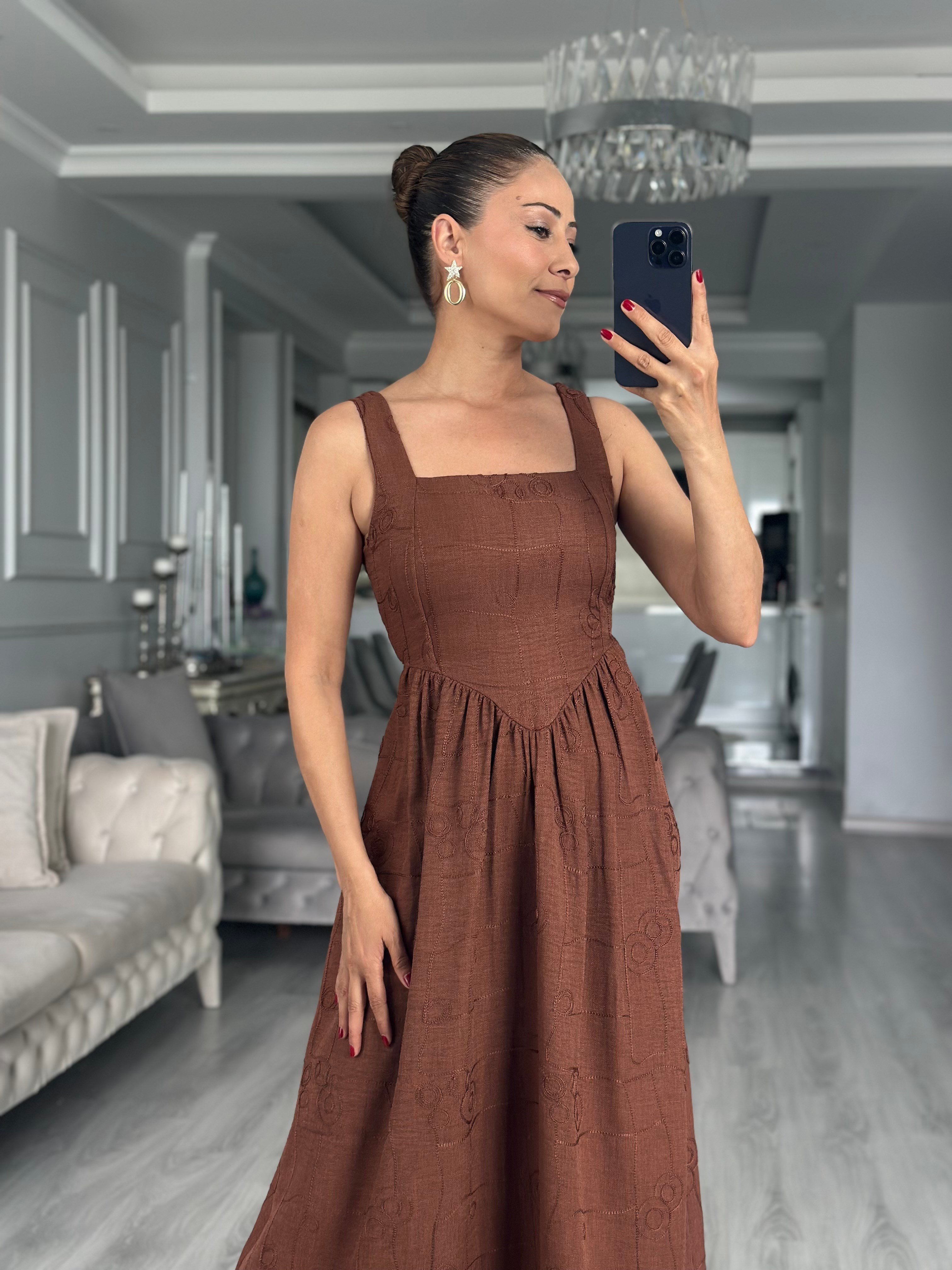 Kahverengi Kare Yaka Nakışlı Kuşaklı Midi Boy Kadın Elbise 
