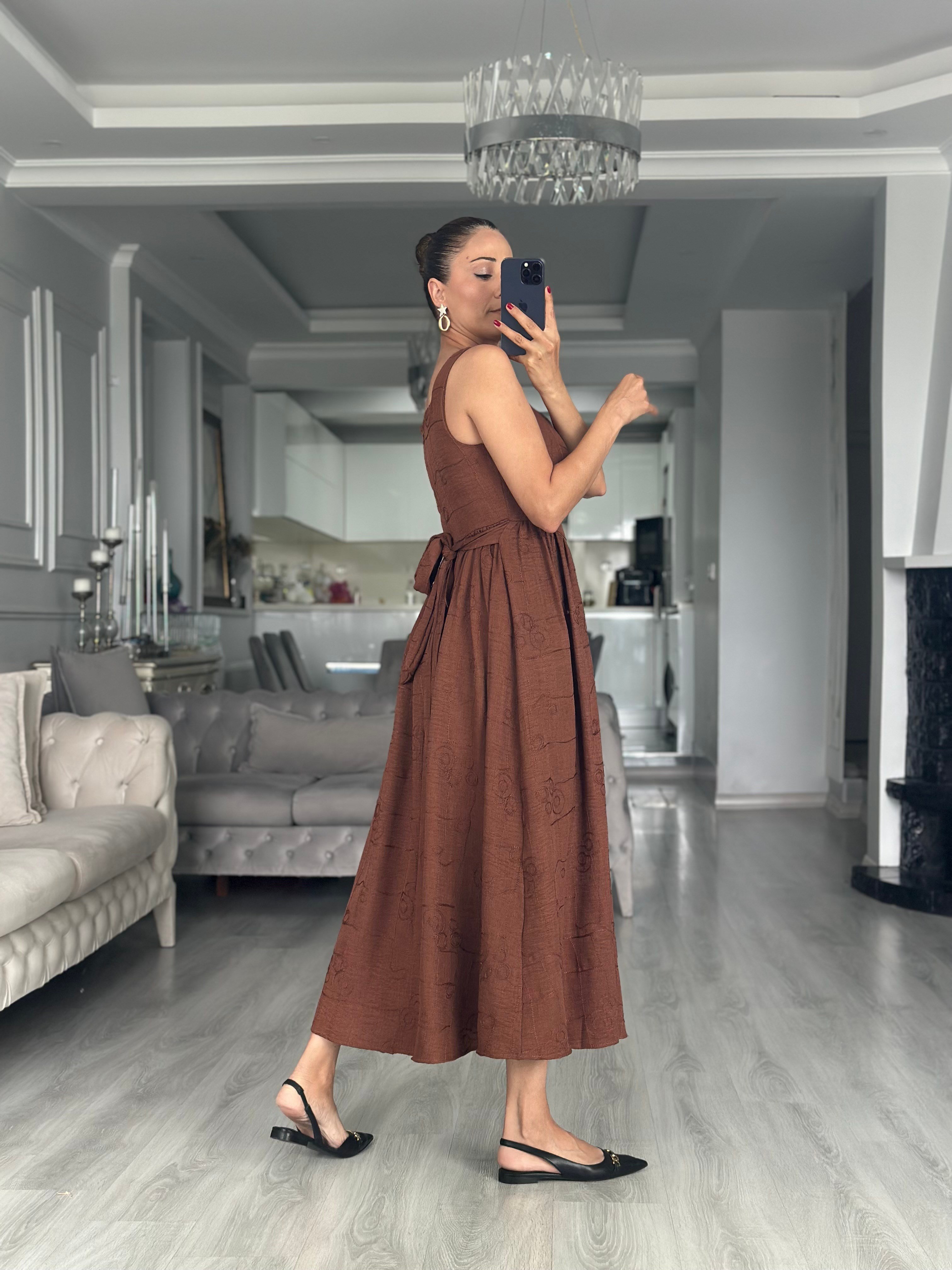 Kahverengi Kare Yaka Nakışlı Kuşaklı Midi Boy Kadın Elbise 
