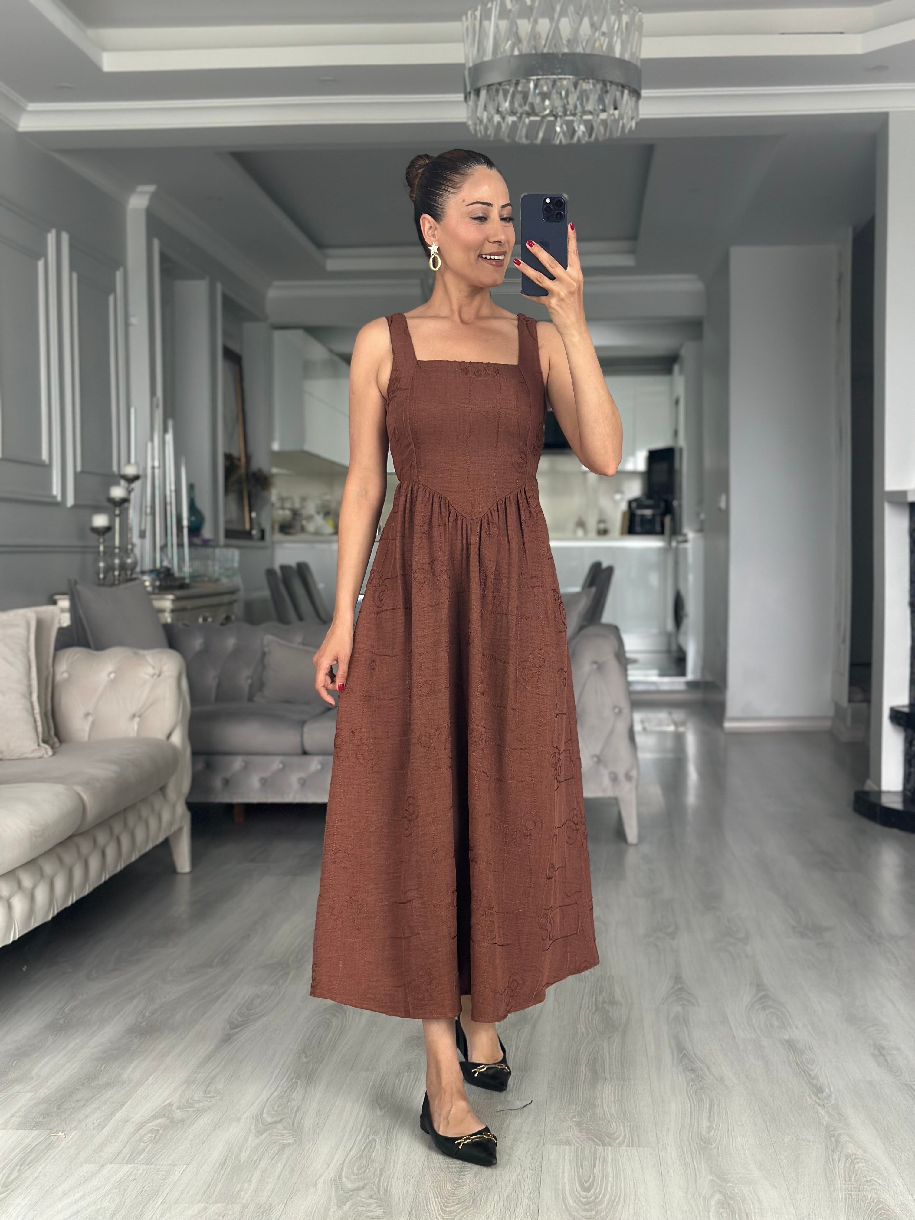 Kahverengi Kare Yaka Nakışlı Kuşaklı Midi Boy Kadın Elbise 