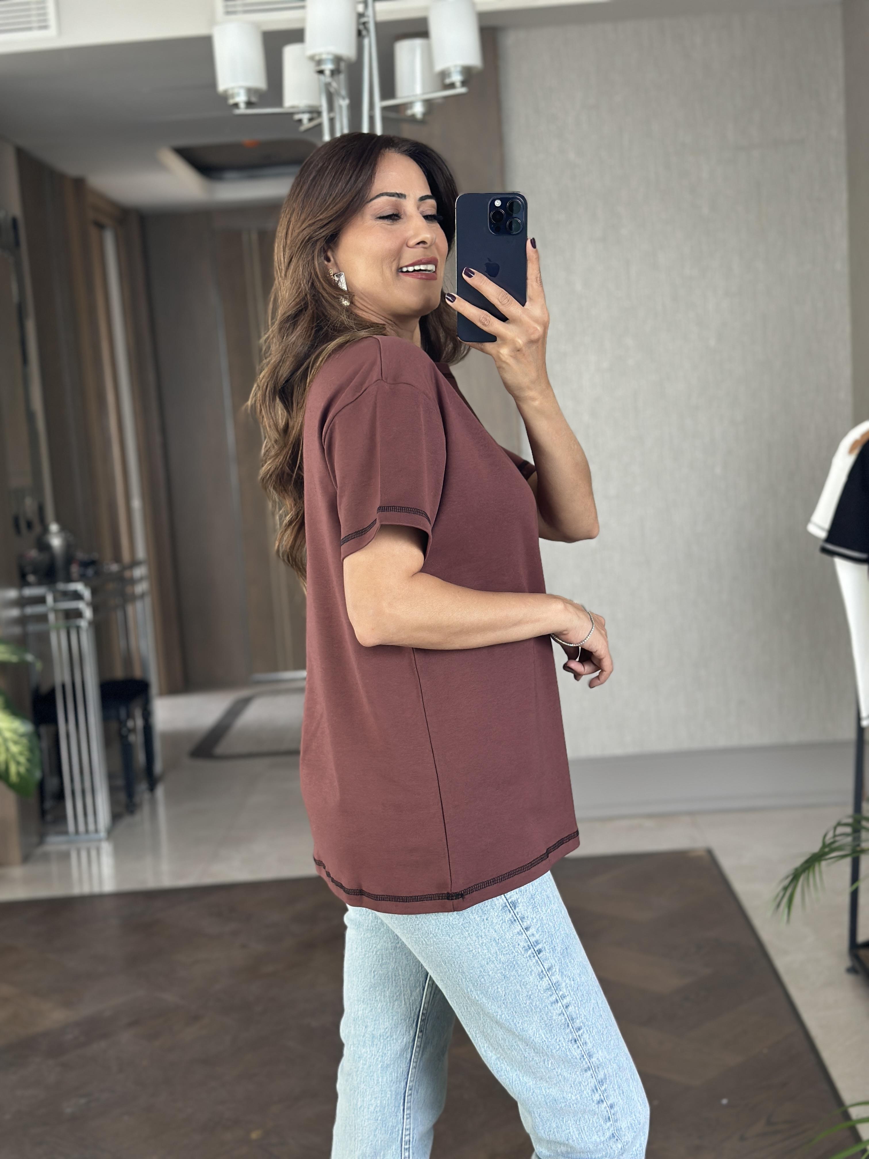 Kahverengi Kare Nakış Detay Bisiklet Yaka Kadın T-Shirt