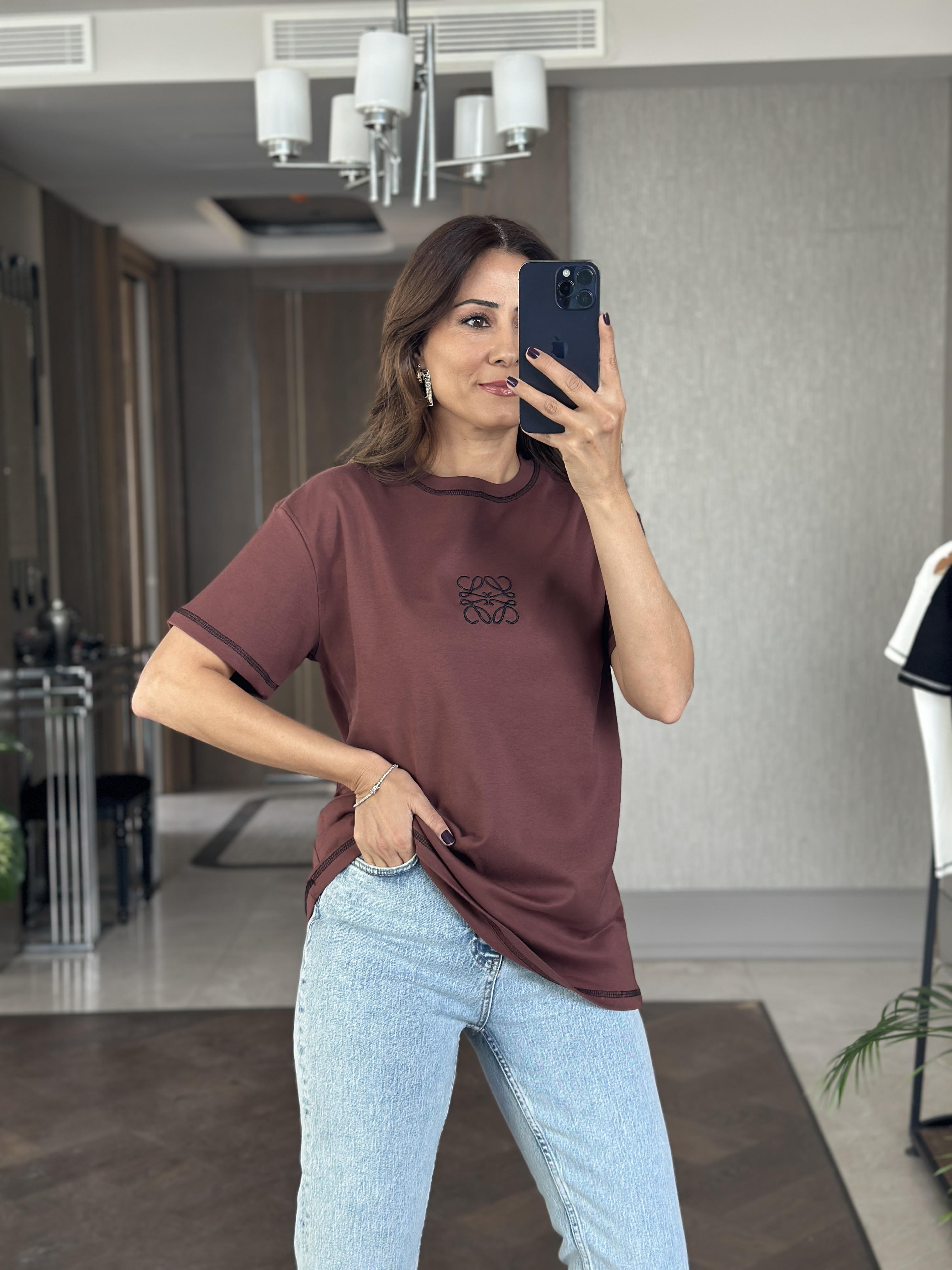 Kahverengi Kare Nakış Detay Bisiklet Yaka Kadın T-Shirt
