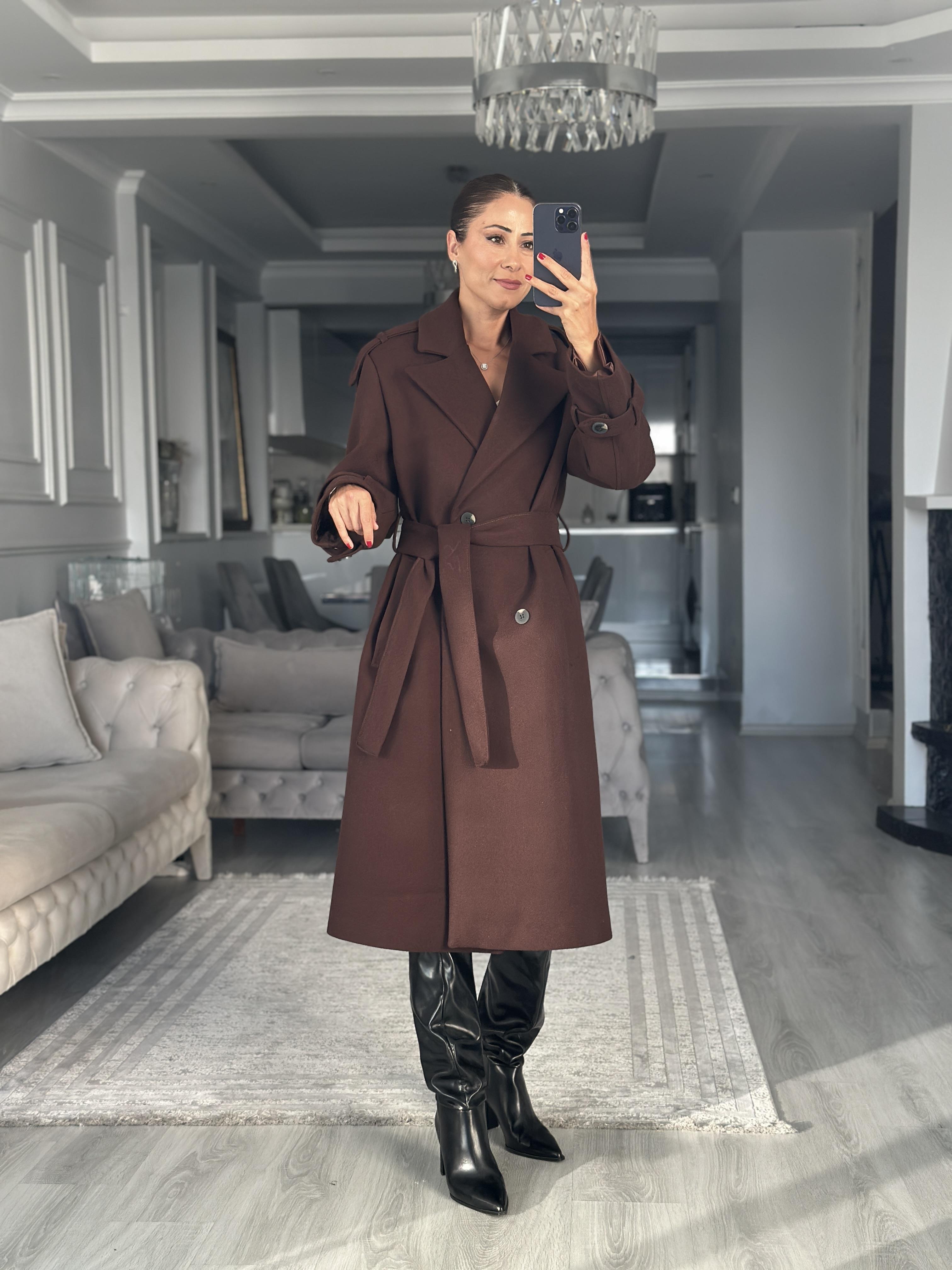 Kahverengi Omzu Apoletli Düğmeli Kadın Kaşe Kaban