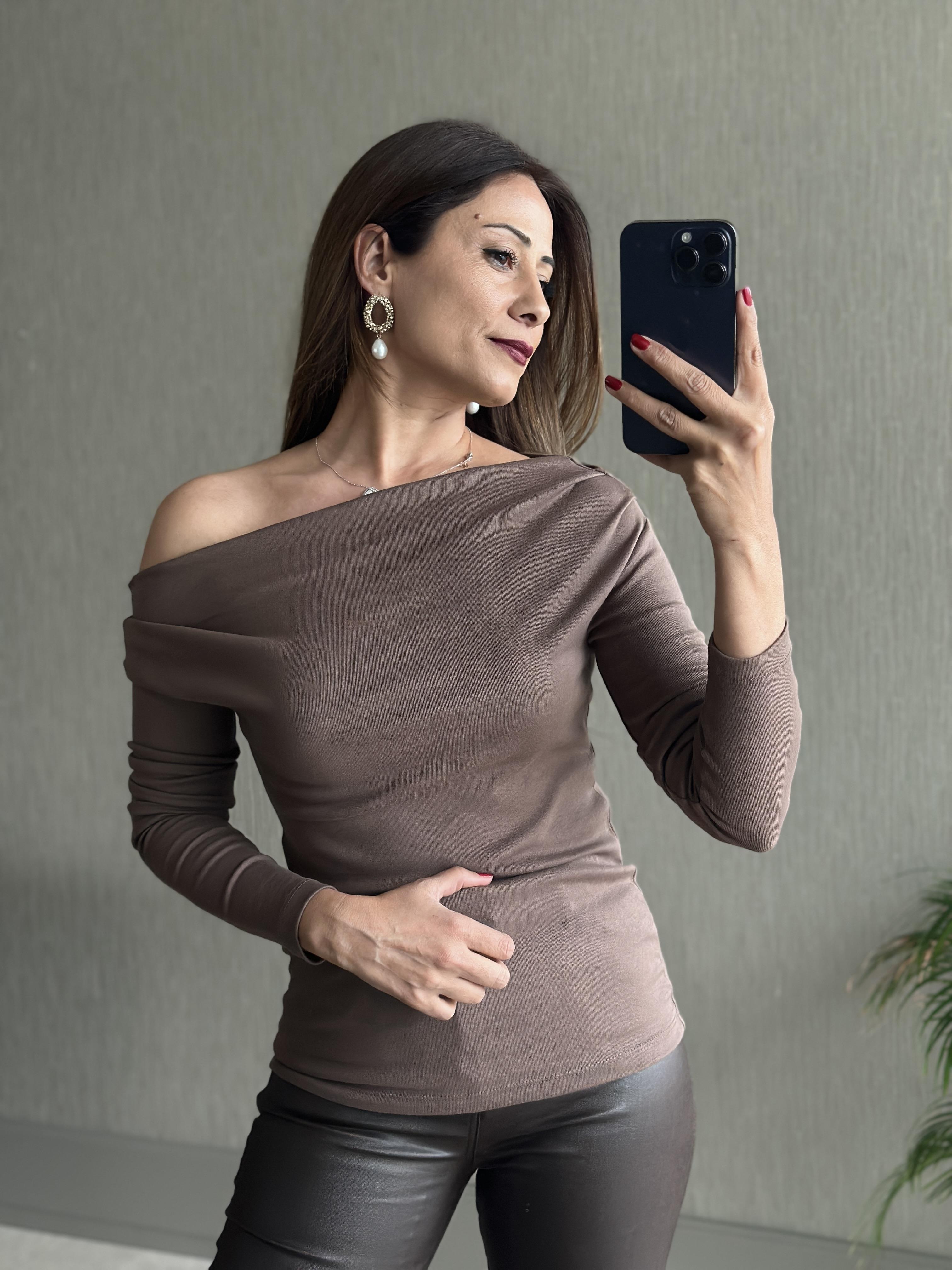 Kahverengi Omzu Pileli  Madonna Yaka Uzun Kol Kadın Body