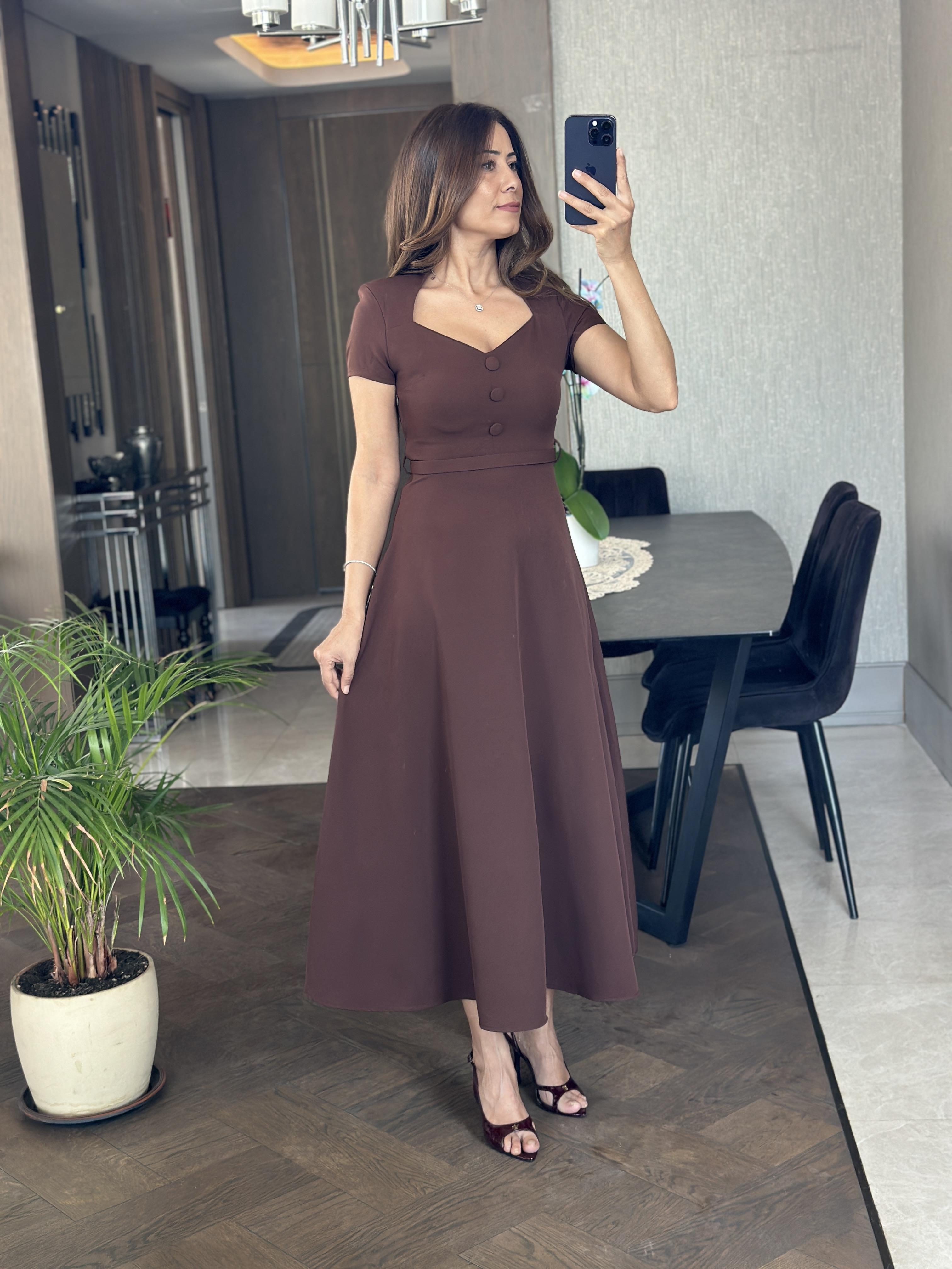Kahverengi Öpücük Yaka Vatkalı Önü Düğme Detay Kadın Midi Boy Elbise