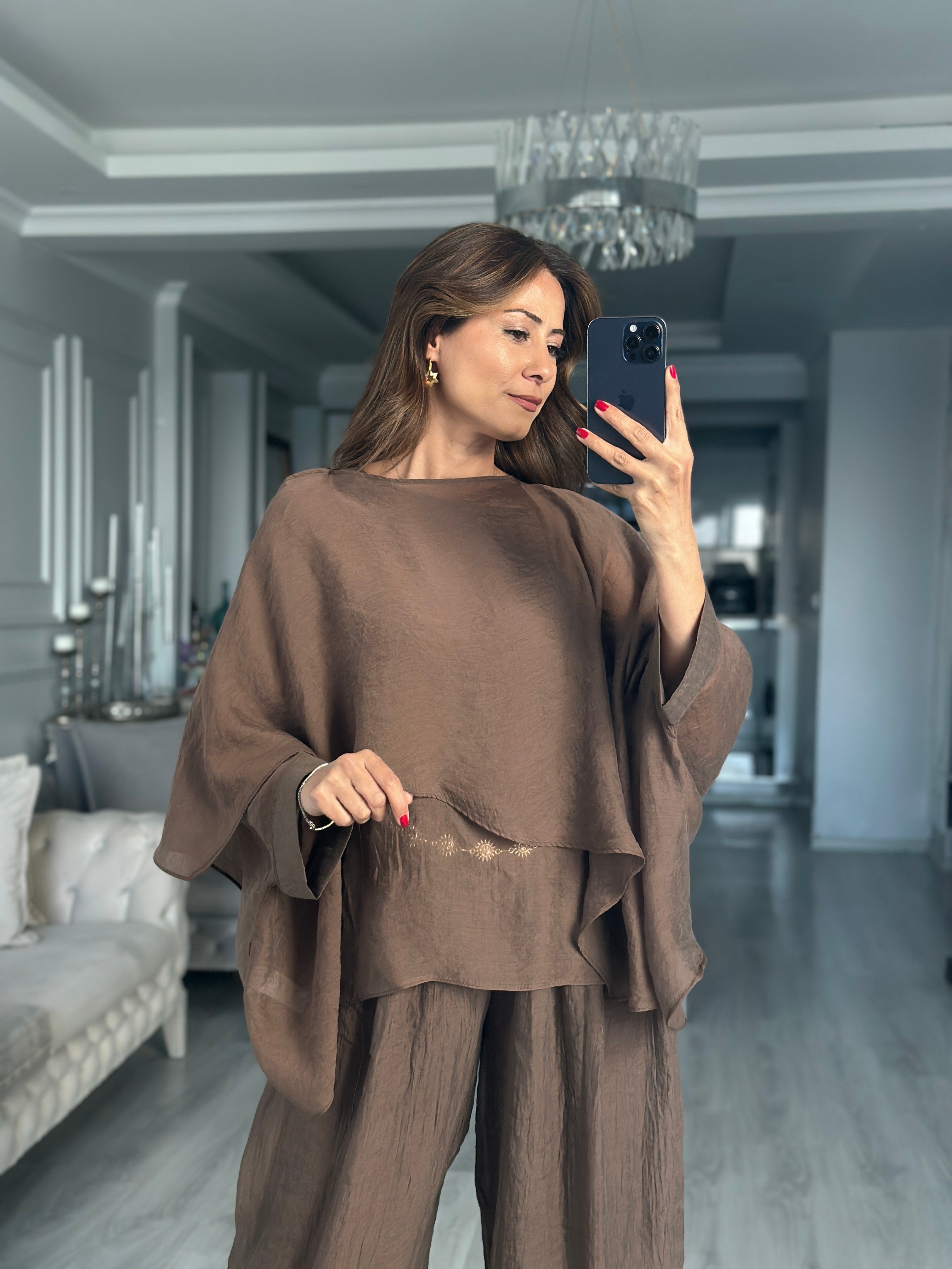 Kahverengi Pelerin Uçuşan Kadın Bluz