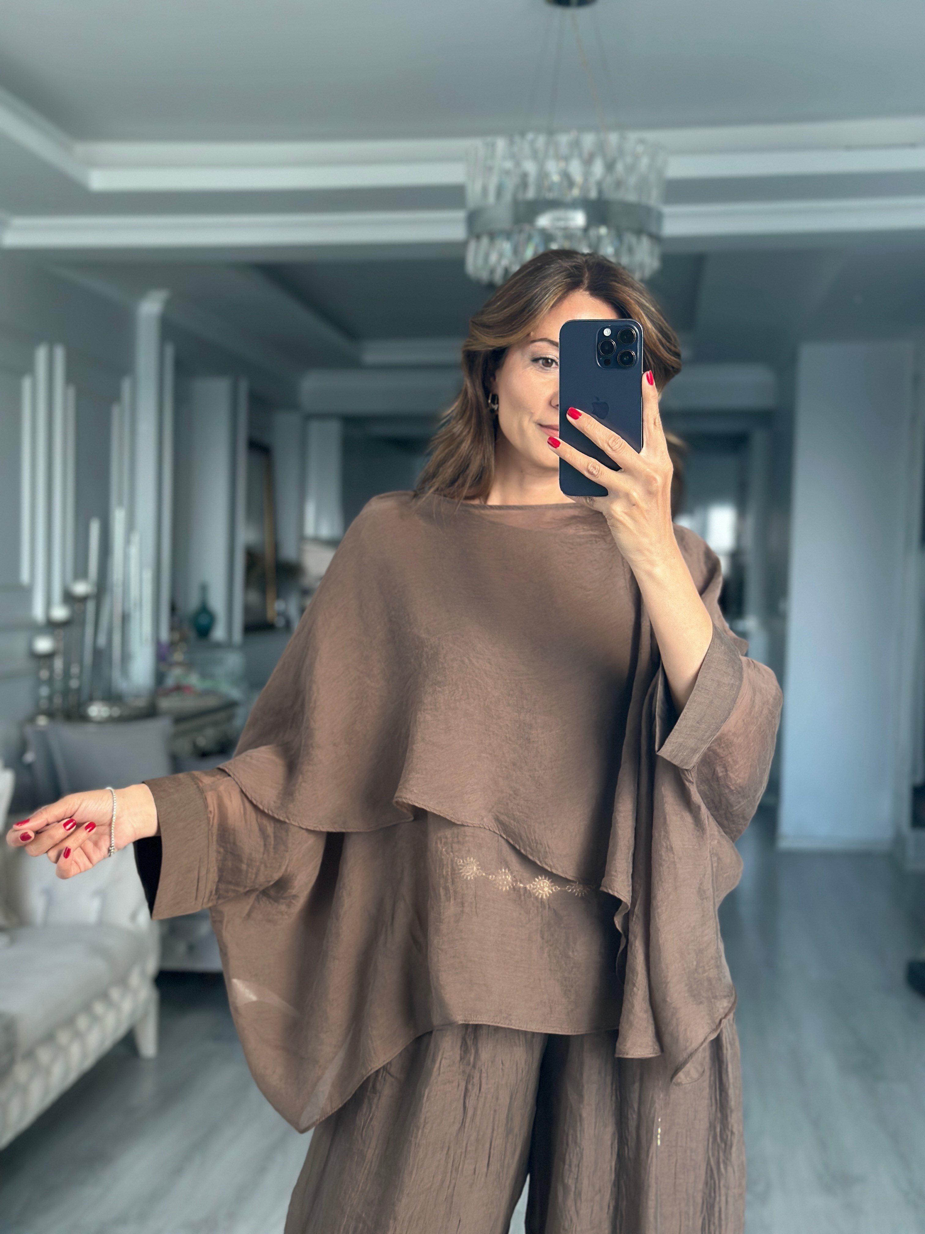 Kahverengi Pelerin Uçuşan Kadın Bluz