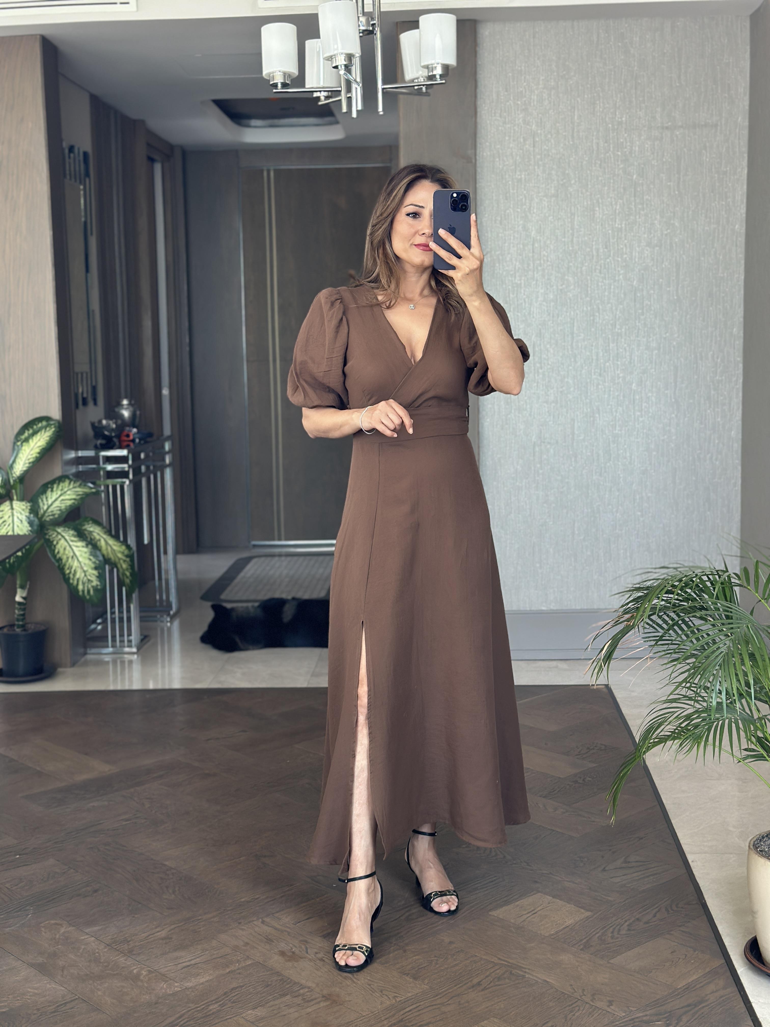 Kahverengi Tek Yırtmaçlı Vatkalı Müslin Kumaş Kadın Maksi Boy Elbise 