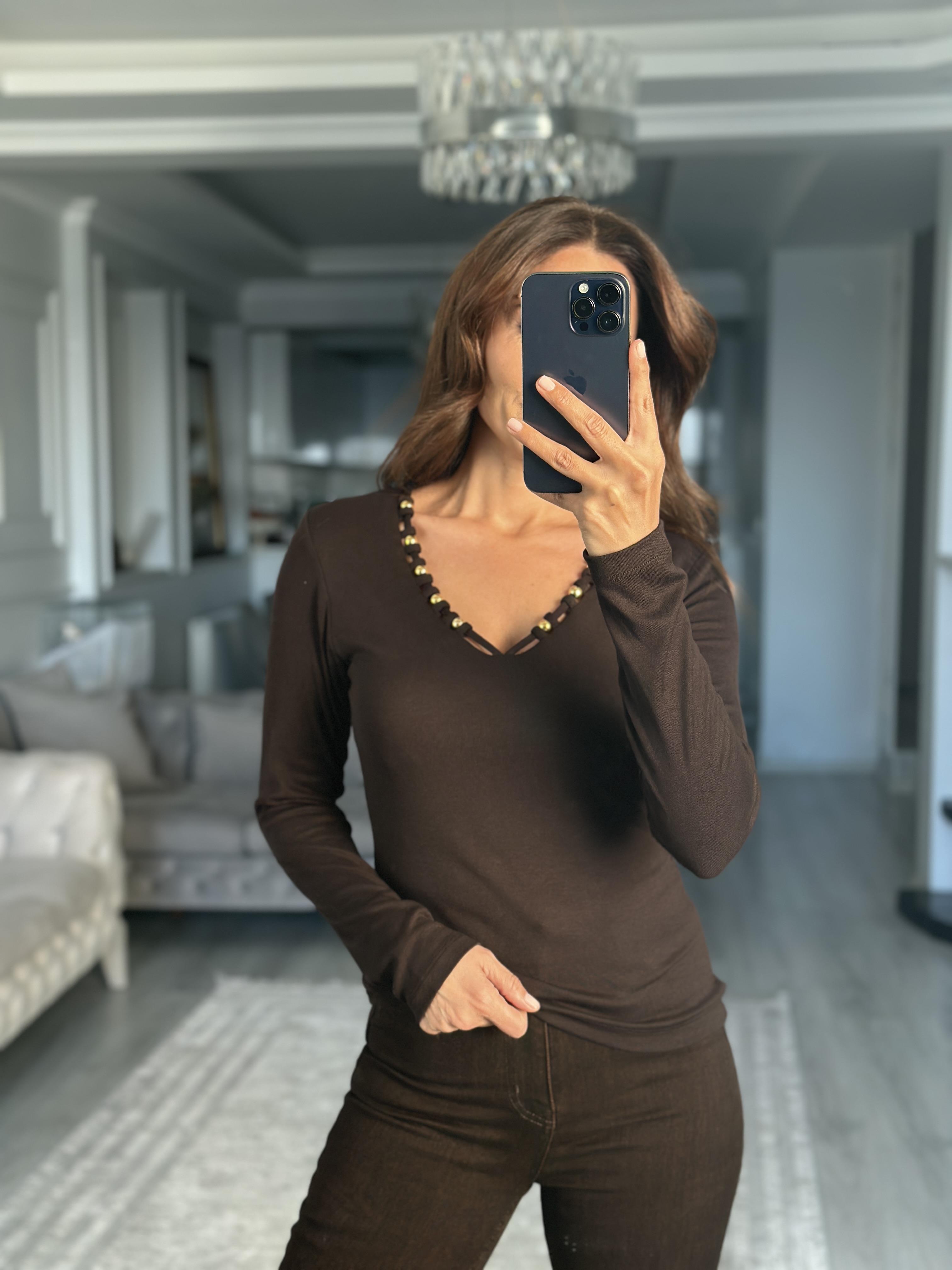 Kahverengi Yakası Boncuklu Kadın Bluz