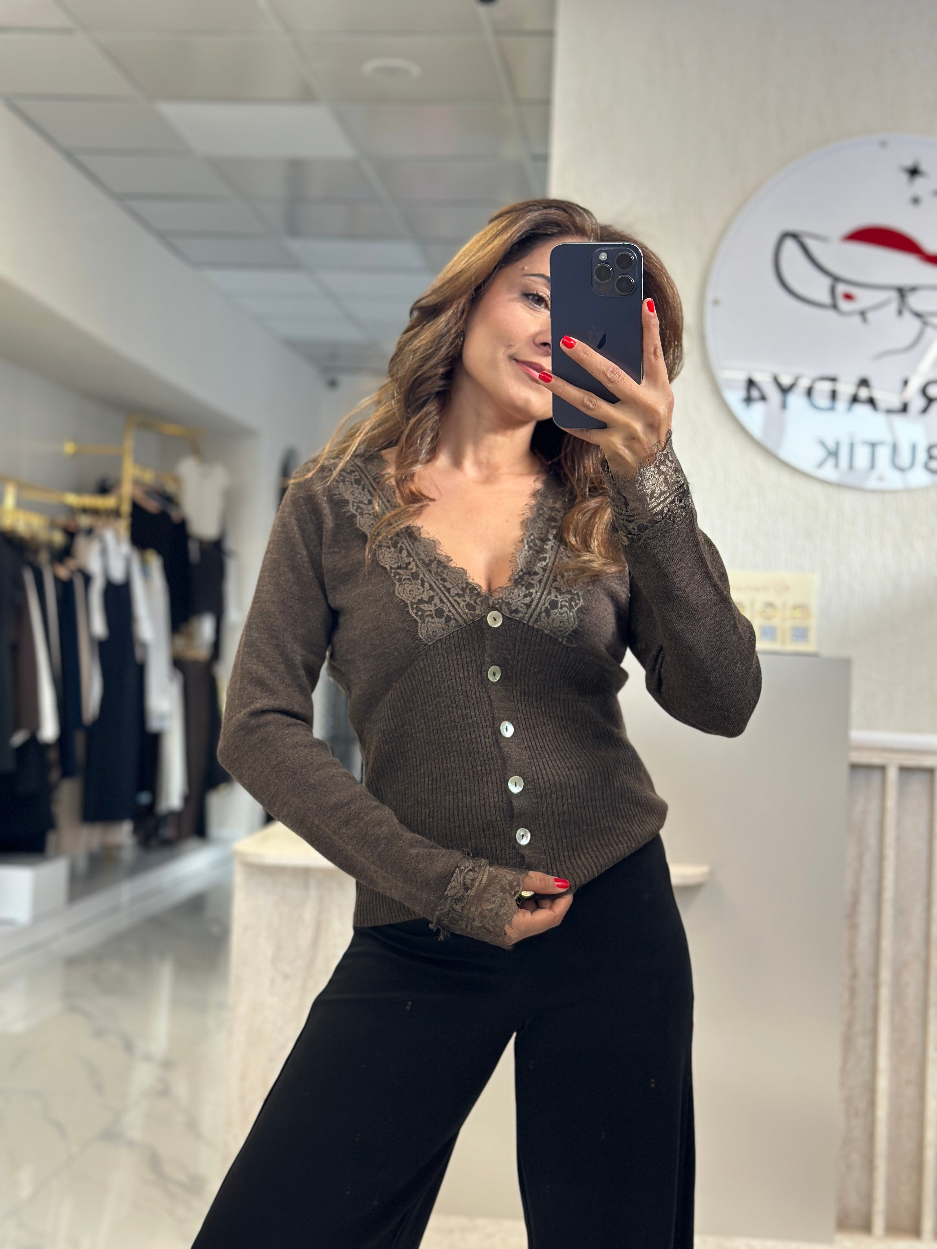 Kahverengi Yakası Ve Kolu Dantelli Düğmeli Kadın Hırka 