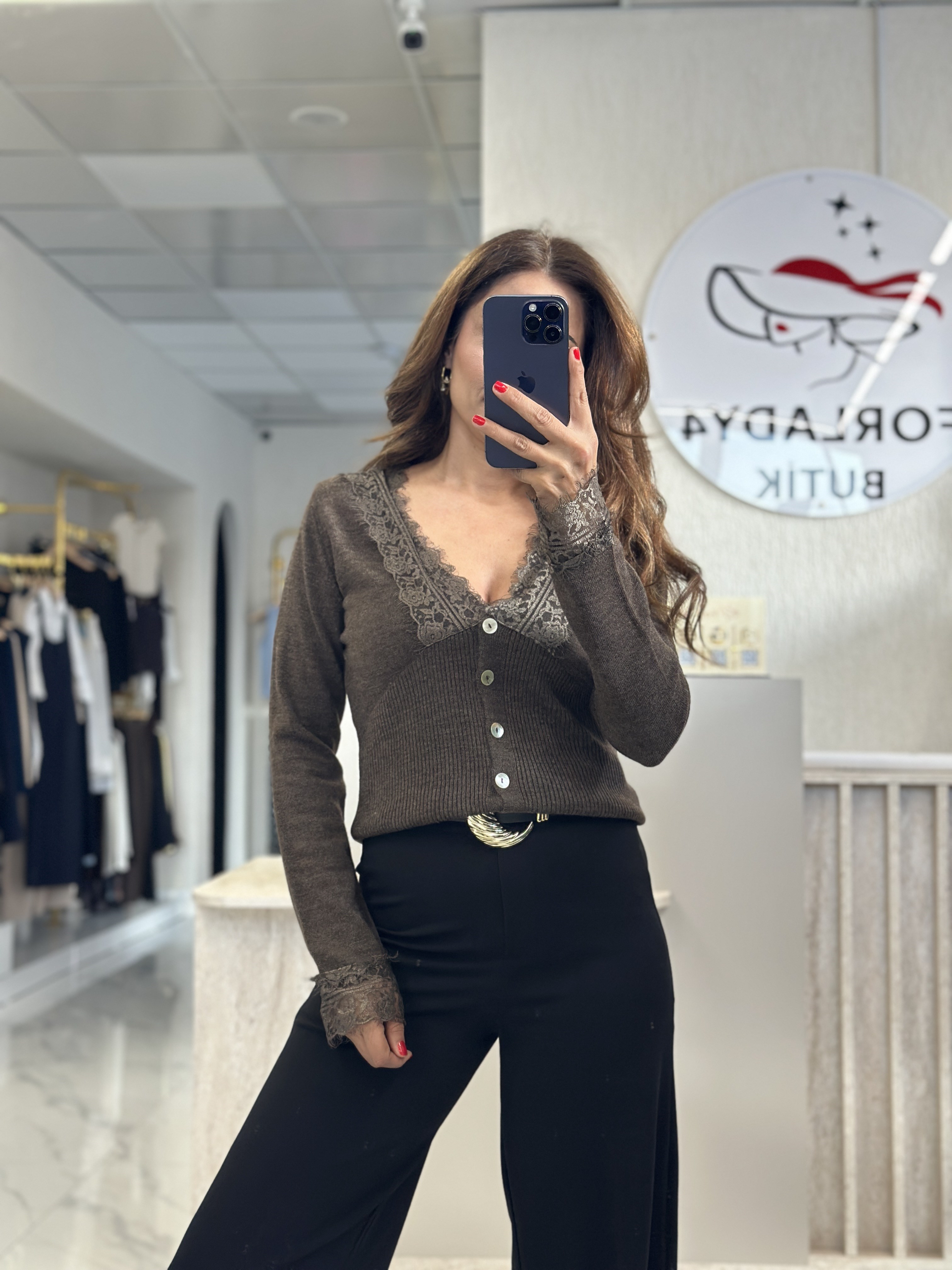 Kahverengi Yakası Ve Kolu Dantelli Düğmeli Kadın Hırka 