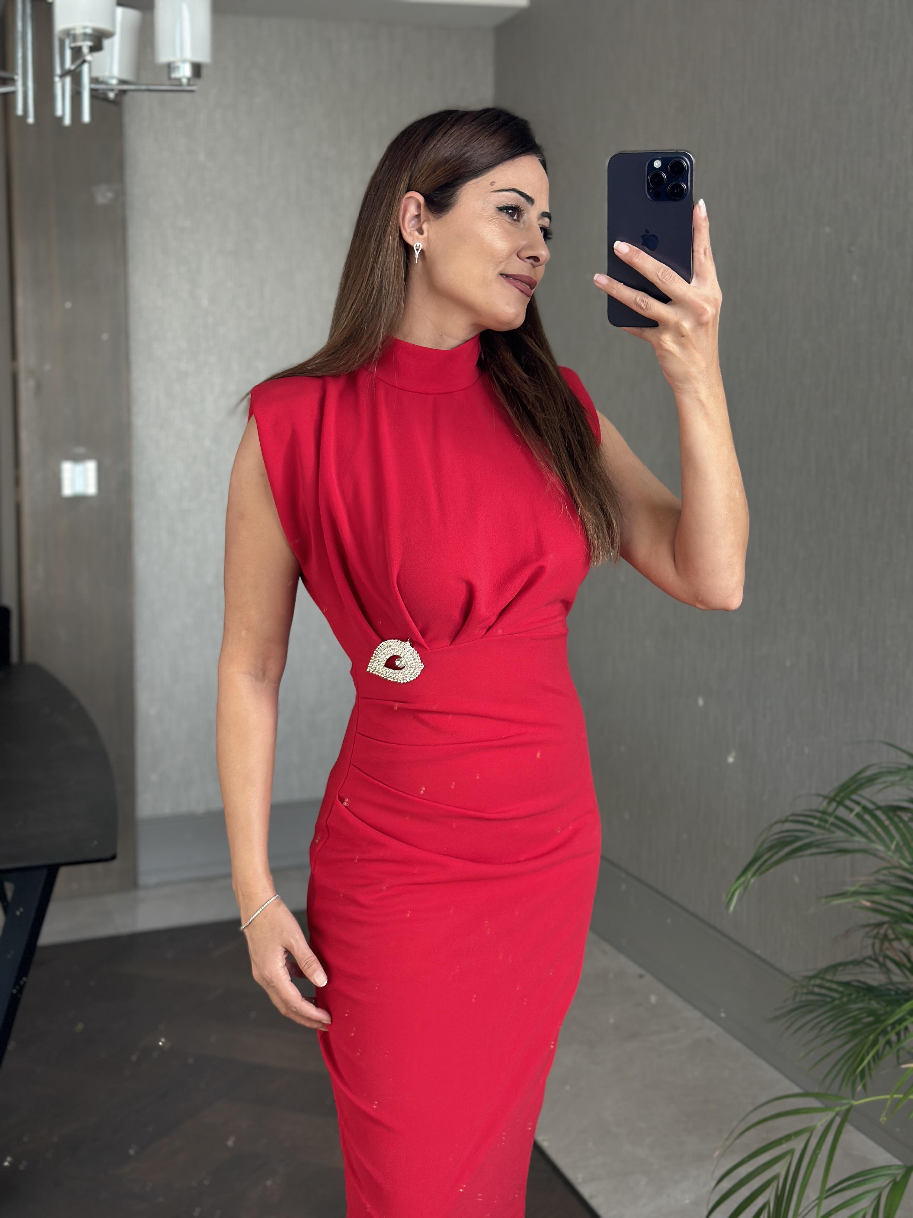 Kırmızı Damla Broşlu Dik Yaka Vatkalı Midi Boy Kadın Elbise 