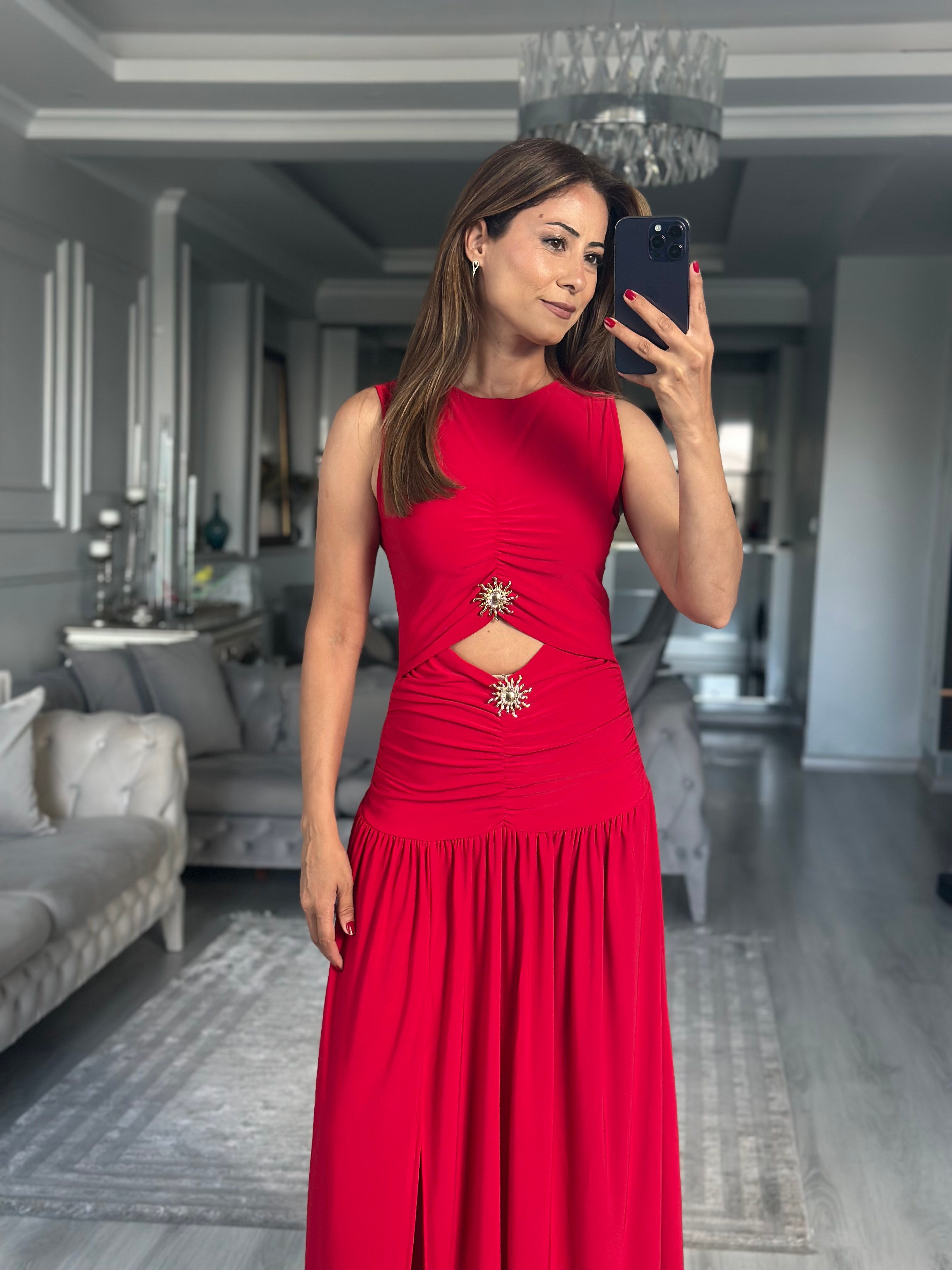 Kırmızı Güneş Aksesuarlı Yırtmaçlı Midi Boy Kadın Elbise