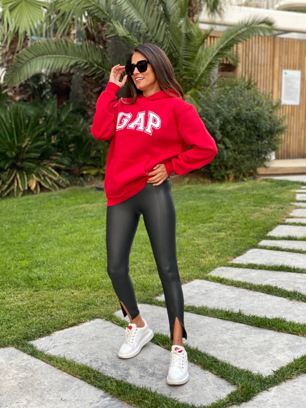 Kırmızı Kapüşonlu Marka Baskılı Kadın Sweatshirt