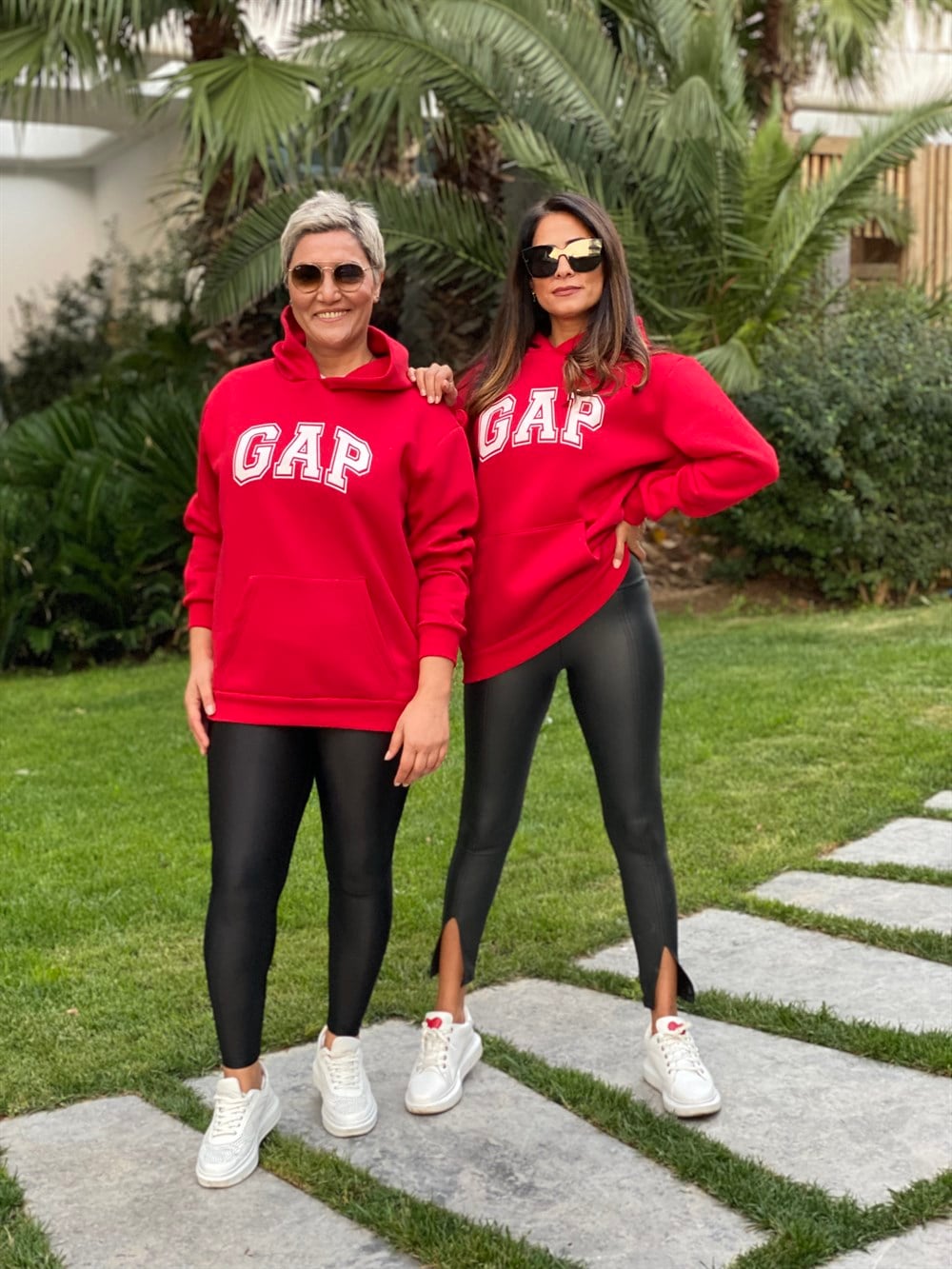 Kırmızı Kapüşonlu Marka Baskılı Kadın Sweatshirt