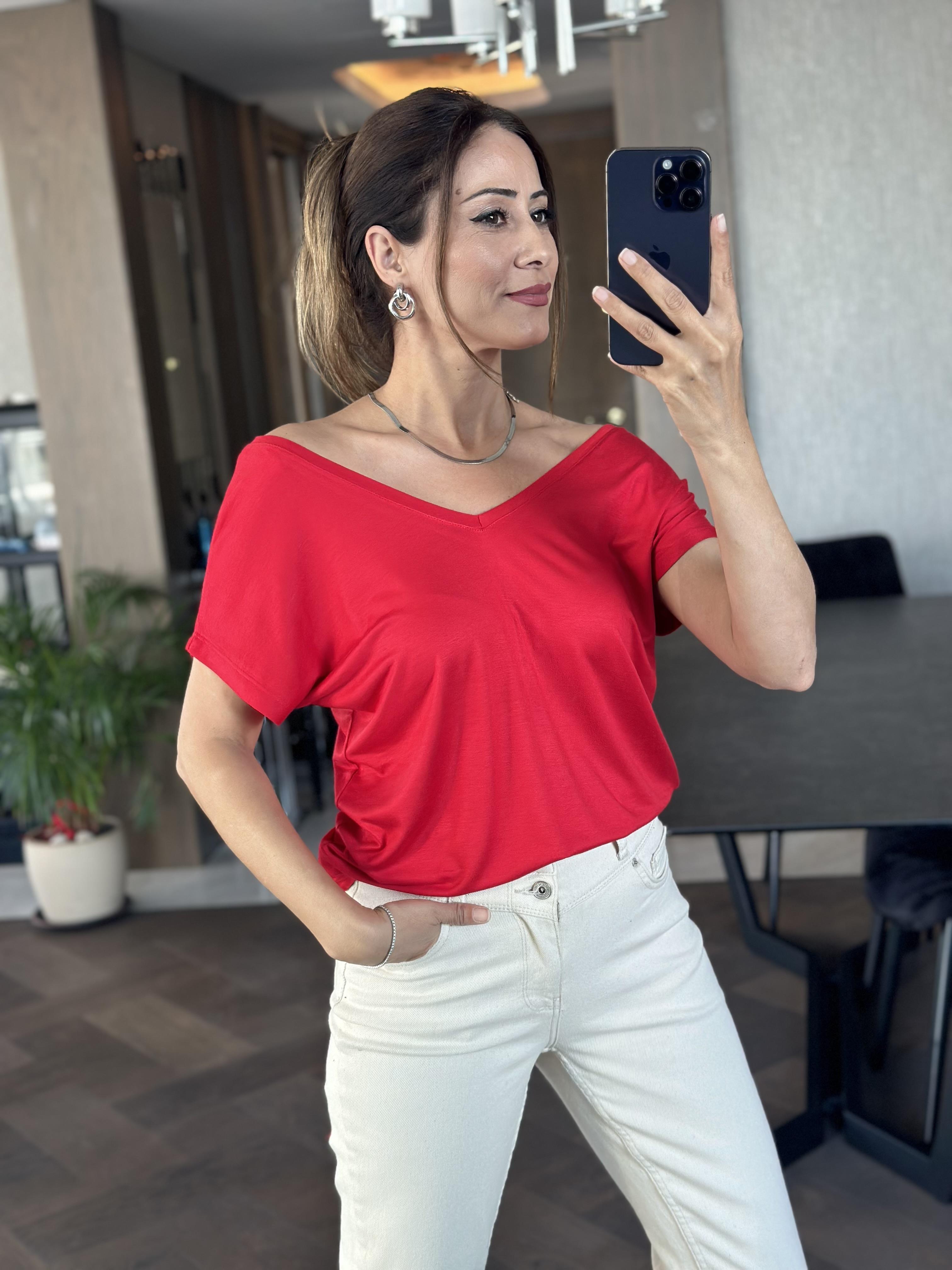 Kırmızı Ön Arka V Yaka Kısa Yarasa Kol Kadın T-Shirt