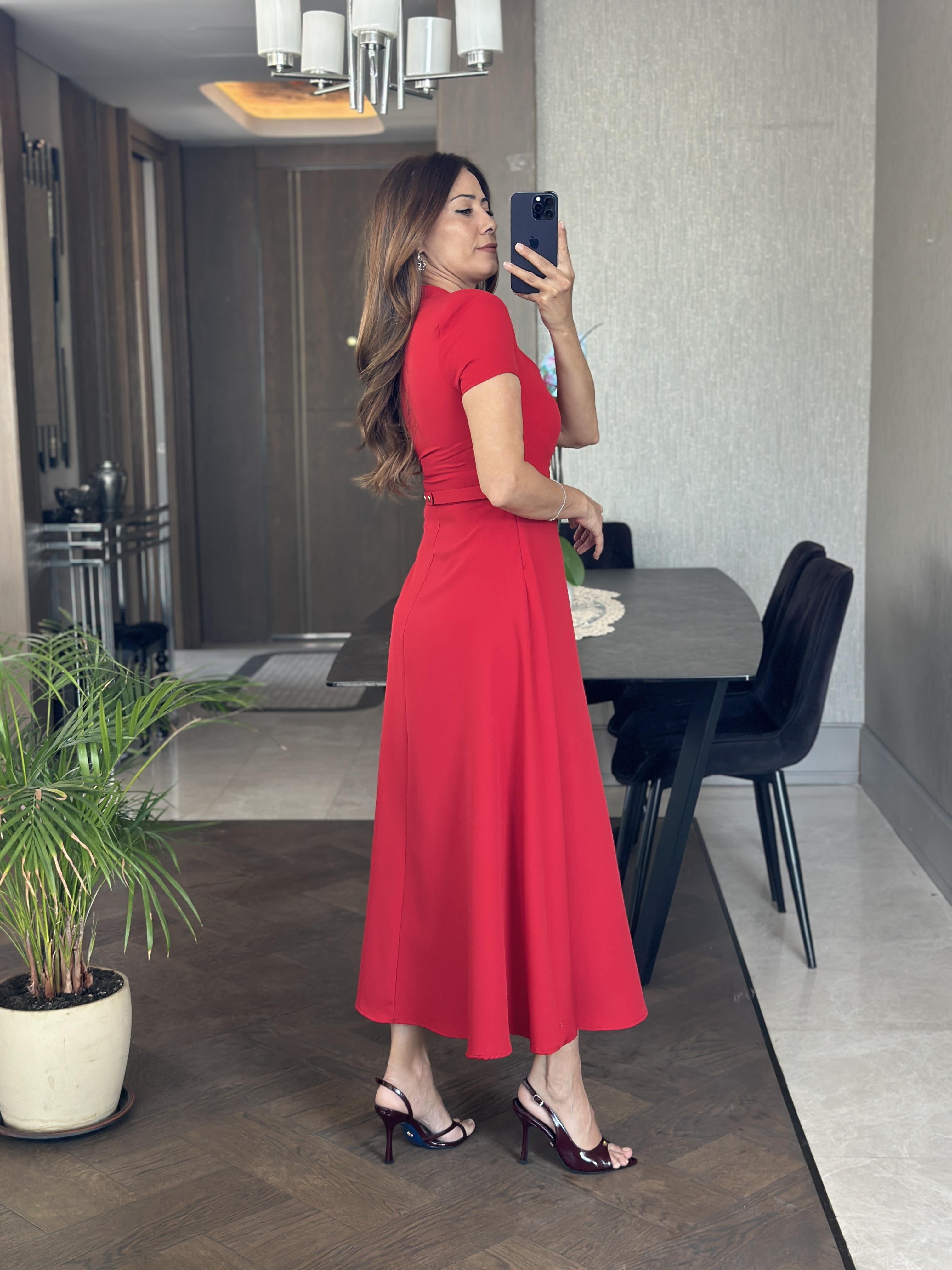 Kırmızı Öpücük Yaka Vatkalı Önü Düğme Detay Kadın Midi Boy Elbise