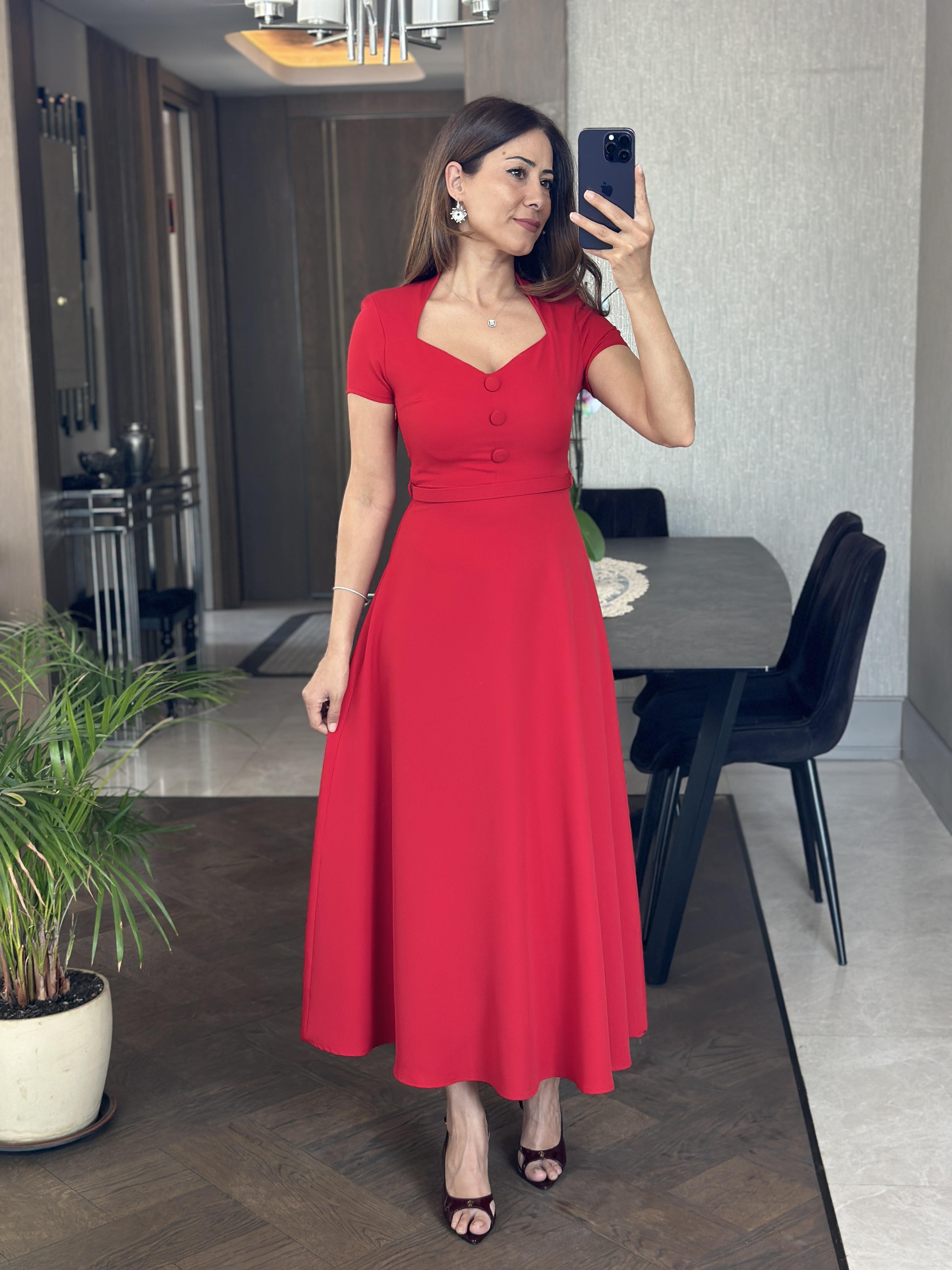 Kırmızı Öpücük Yaka Vatkalı Önü Düğme Detay Kadın Midi Boy Elbise