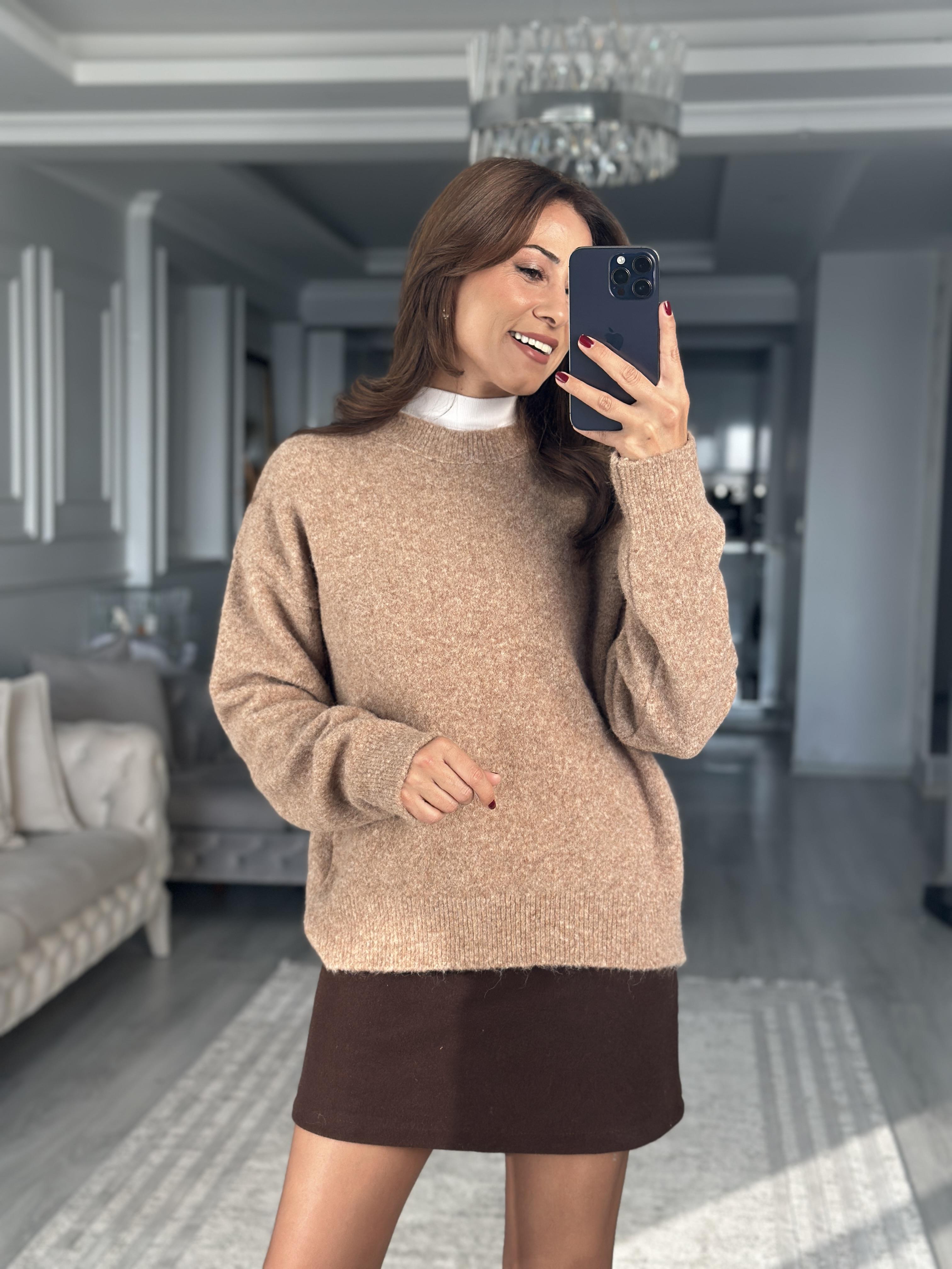 Koyu Bej Yumoş Bisiklet Yaka Oversize Kadın Triko Kazak